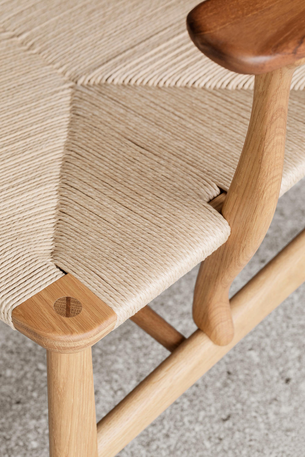 https://a.1stdibscdn.com/wegner-ch22-chair-in-oak-white-oil-natural-papercord-for-carl-hansen-son-for-sale-picture-8/f_14472/f_438176321740617288002/CH22_teak_oak_oil_papercord_natural_detail_master.jpg