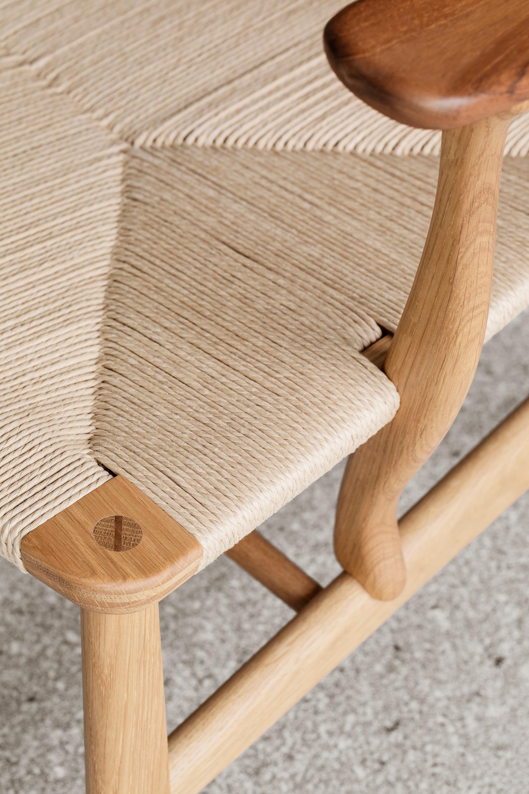 https://a.1stdibscdn.com/wegner-ch22-chair-in-oak-white-oil-natural-papercord-for-carl-hansen-son-for-sale-picture-8/f_14472/f_438176321740617288002/CH22_teak_oak_oil_papercord_natural_detail_master.jpg