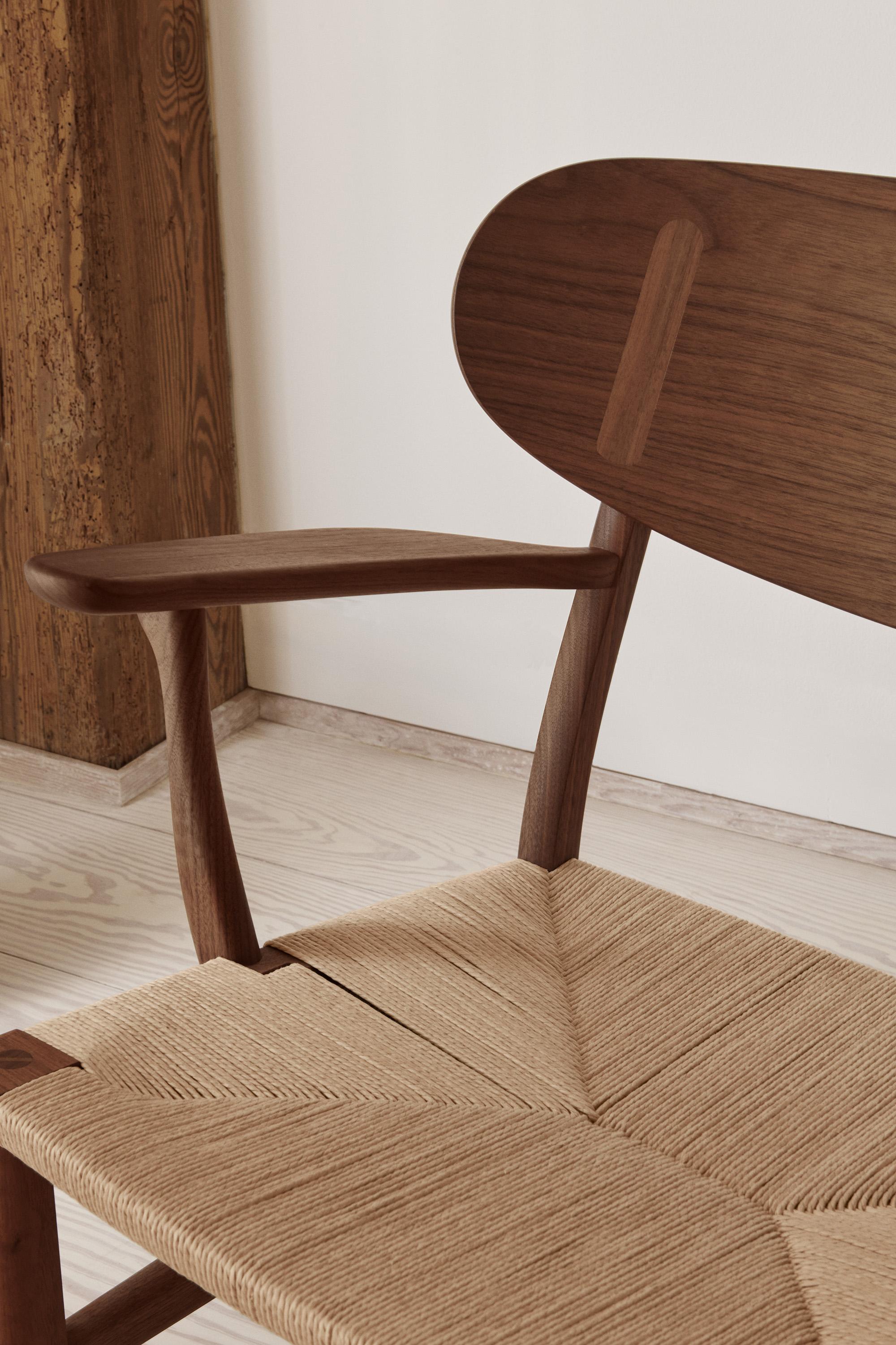 https://a.1stdibscdn.com/wegner-ch22-chair-in-oak-white-oil-natural-papercord-for-carl-hansen-son-for-sale-picture-11/f_14472/f_438176321740617290925/CH22_walnut_oil_detail_papercord_natural_master.jpg