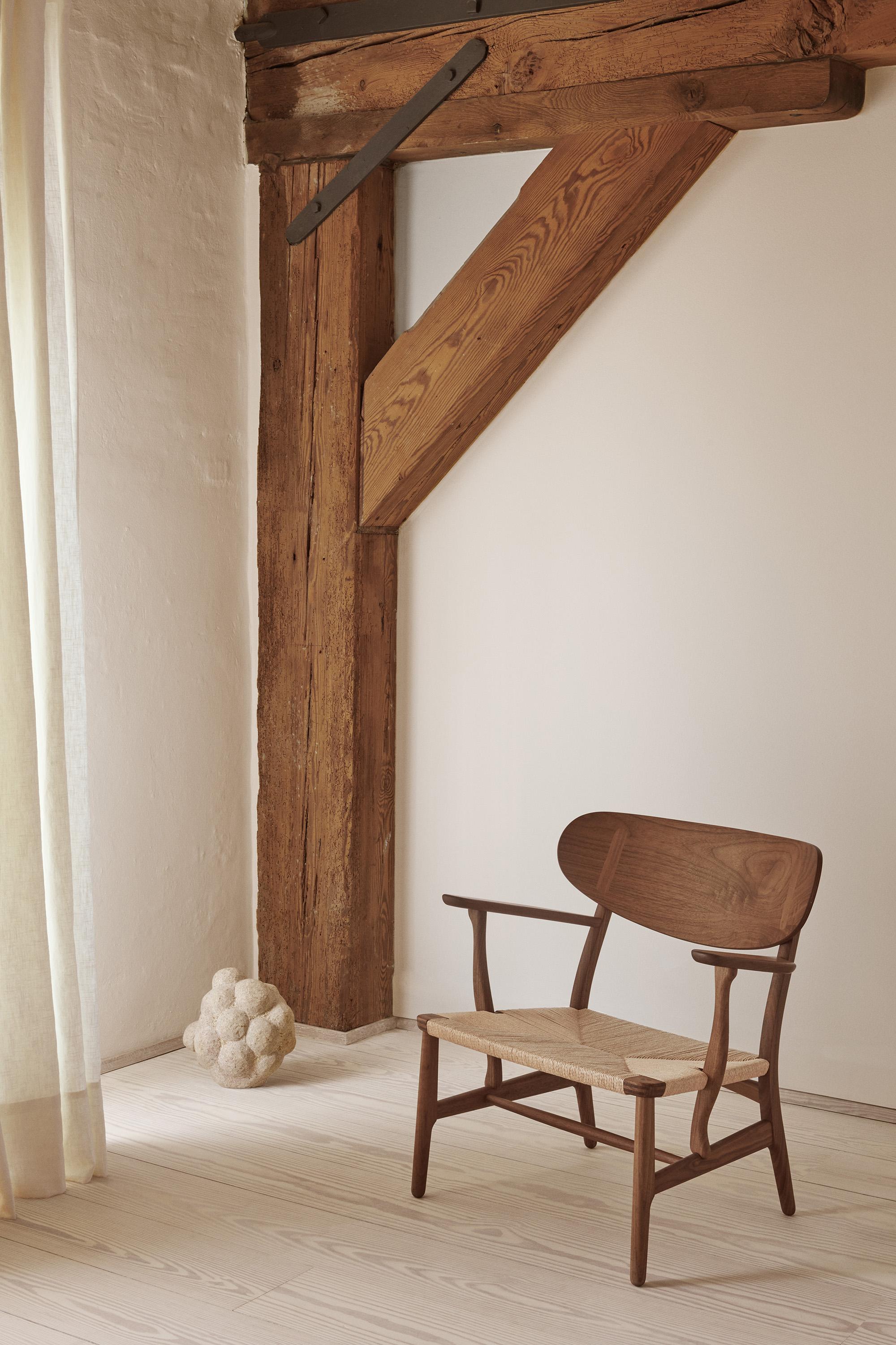 https://a.1stdibscdn.com/wegner-ch22-chair-in-oak-white-oil-natural-papercord-for-carl-hansen-son-for-sale-picture-13/f_14472/f_438176321740617292726/CH22_walnut_oil_papercord_natural_master.jpg