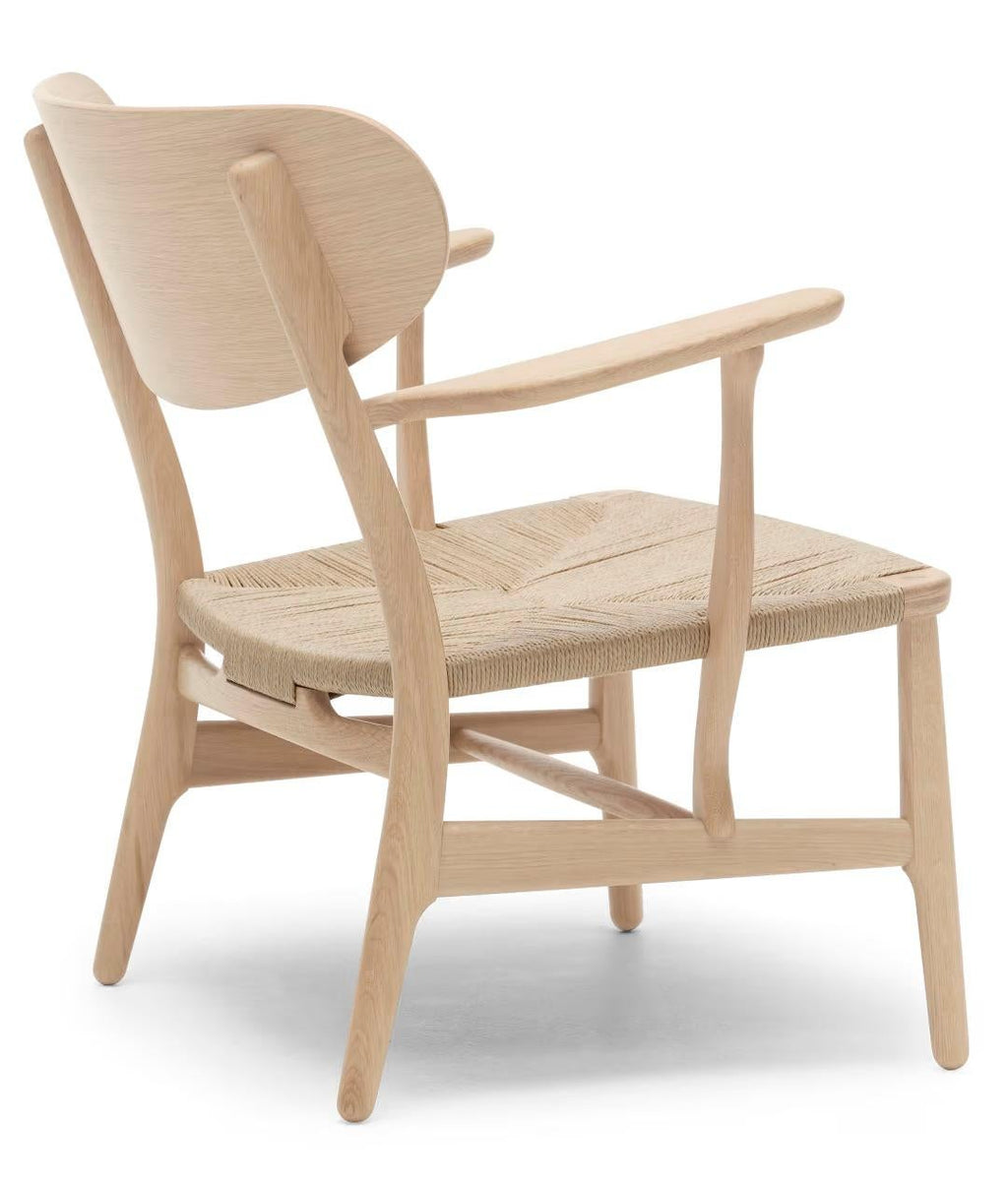 https://a.1stdibscdn.com/wegner-ch22-chair-in-oak-white-oil-natural-paperc-for-sale-picture-3/f_14472/f_438176321740617494792/CH22_white_oil_oak_natural_https_admincms_carlhansen_com_globalassets_products_loungechairs_ch22_020020020103_ch22_eg_hvidolie_naturflet_back_master.jpeg