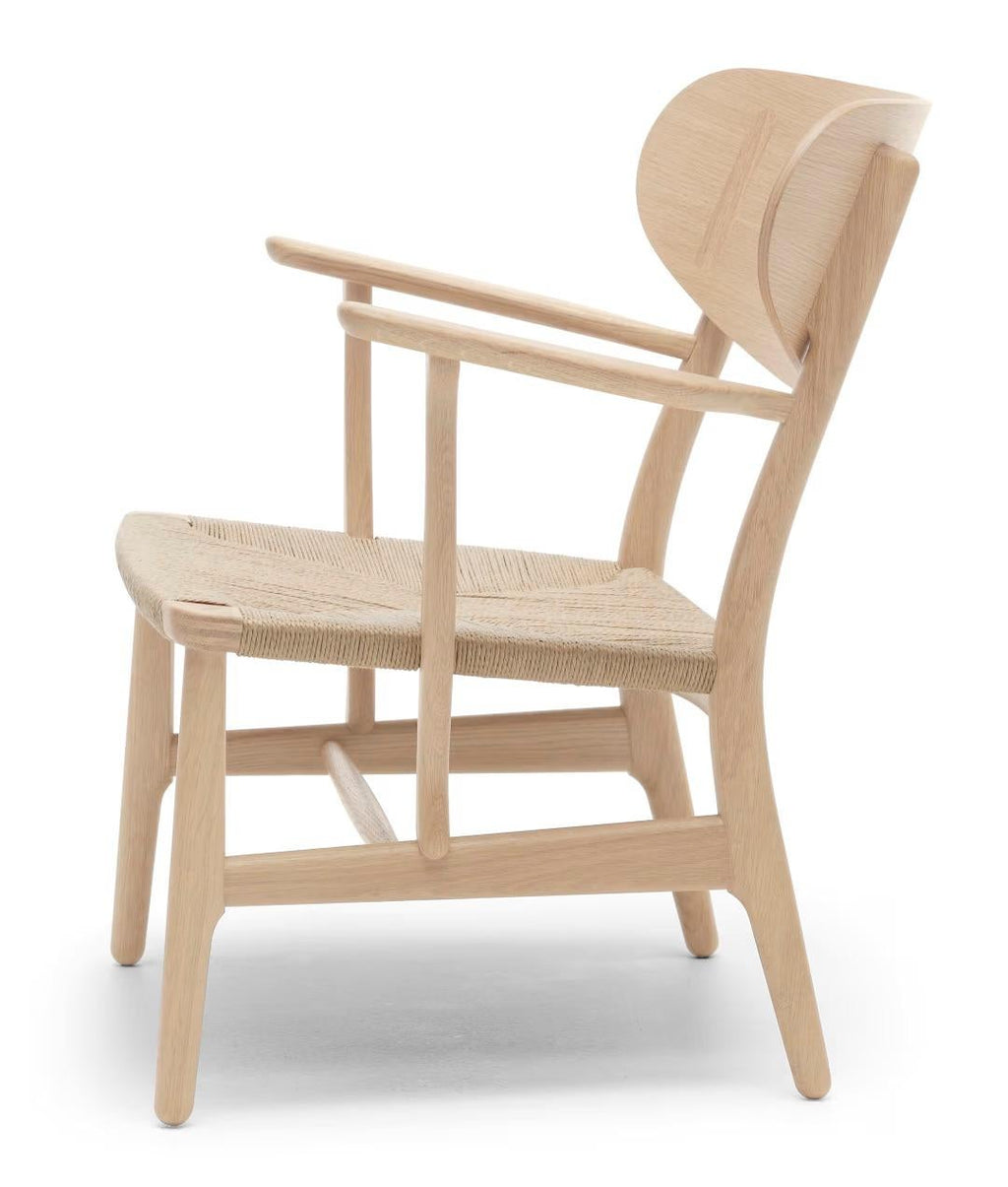 https://a.1stdibscdn.com/wegner-ch22-chair-in-oak-white-oil-natural-paperc-for-sale-picture-2/f_14472/f_438176321740617494789/CH22_white_oil_oak_natural_https_admincms_carlhansen_com_globalassets_products_loungechairs_ch22_020020020103_ch22_eg_hvidolie_naturflet_side_master.jpeg