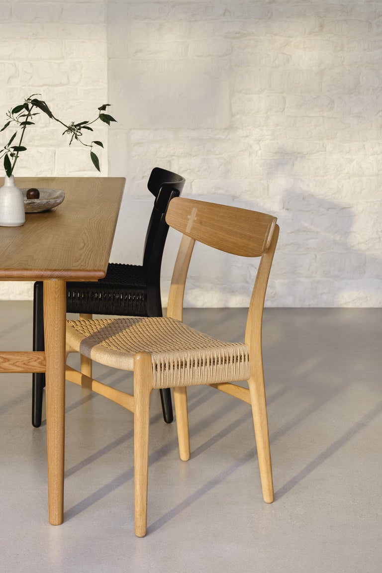 https://a.1stdibscdn.com/large-hans-wegner-ch327-dining-table-in-oiled-beech-for-carl-hansen-son-for-sale-picture-3/f_14472/f_413382621725523110009/CH23_oak_oil_papercord_natural_CH23_oak_lacquer_black_papercord_black_CH327_oak_oil_master.jpg?width=768