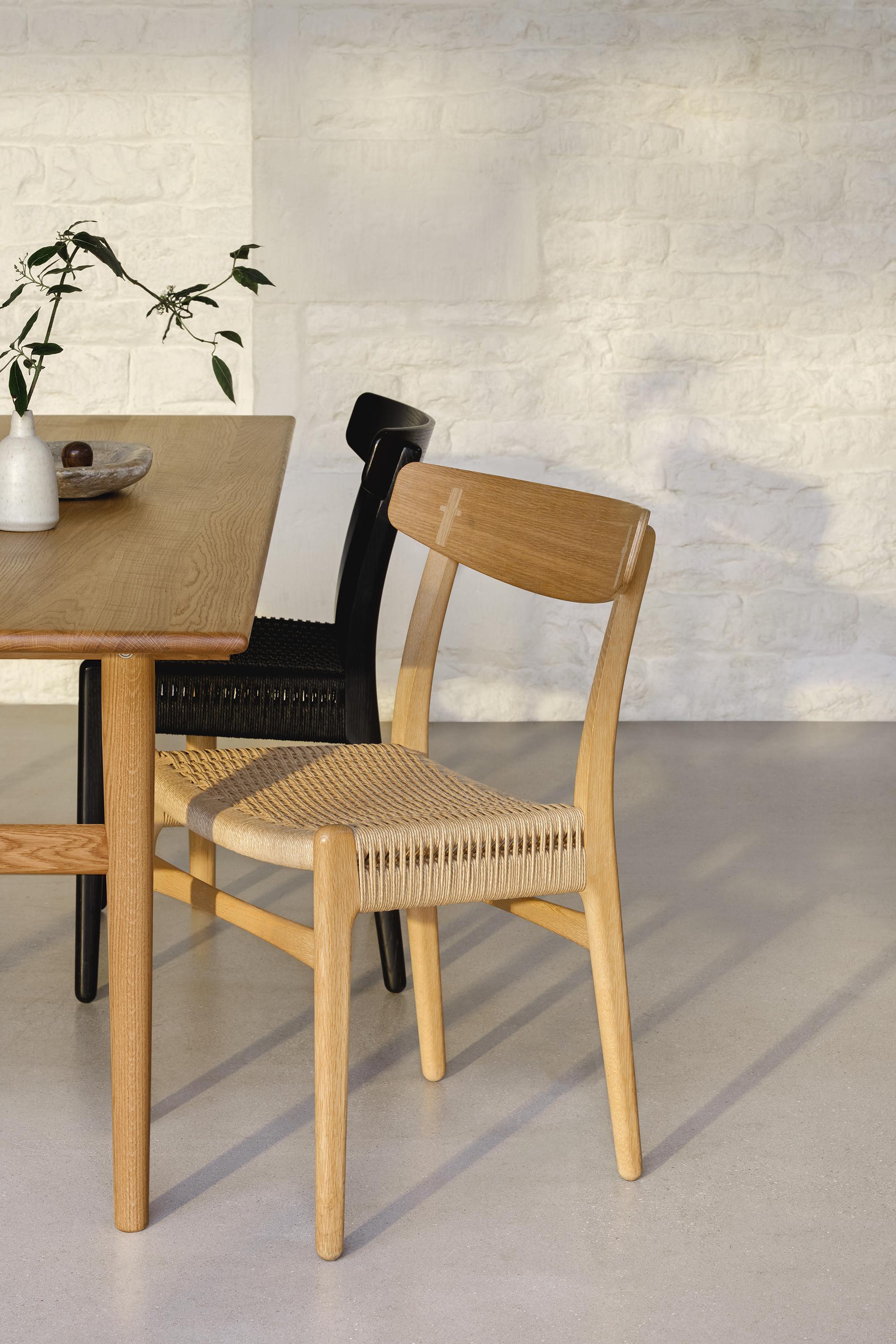 https://a.1stdibscdn.com/large-hans-j-wegner-ch327-dining-table-in-oiled-oak-for-carl-hansen-son-for-sale-picture-3/f_14472/f_413381421725522318667/CH23_oak_oil_papercord_natural_CH23_oak_lacquer_black_papercord_black_CH327_oak_oil_master.jpg