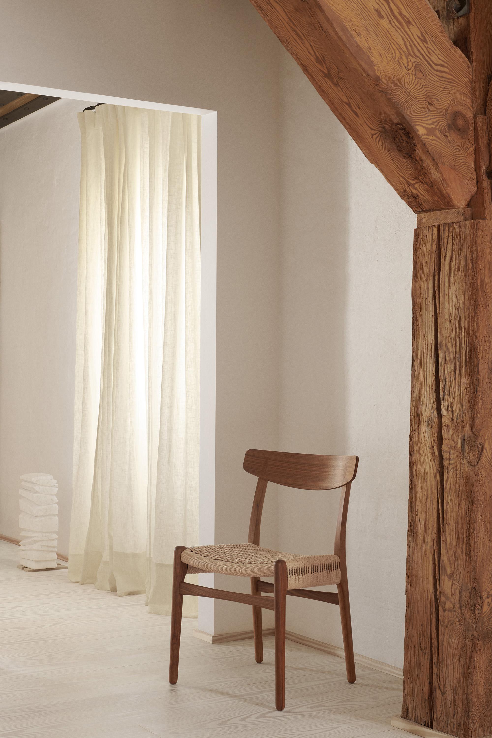 https://a.1stdibscdn.com/hans-wegner-ch23-chair-in-walnut-oak-oil-for-carl-hansen-son-for-sale-picture-10/f_14472/f_412970321725210752813/CH23_walnut_oil_papercord_natural_master.jpg