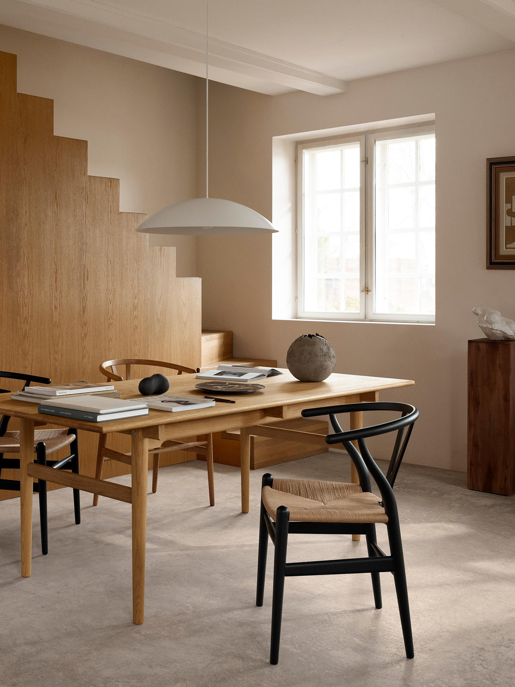 https://a.1stdibscdn.com/large-hans-j-wegner-ch327-dining-table-in-oiled-oak-for-carl-hansen-son-for-sale-picture-4/f_14472/f_413381421725522319616/CH24_oak_black_papercord_natural_CH24_CH327_oak_oil_papercord_natural_BT1041_steel_white_master.jpg