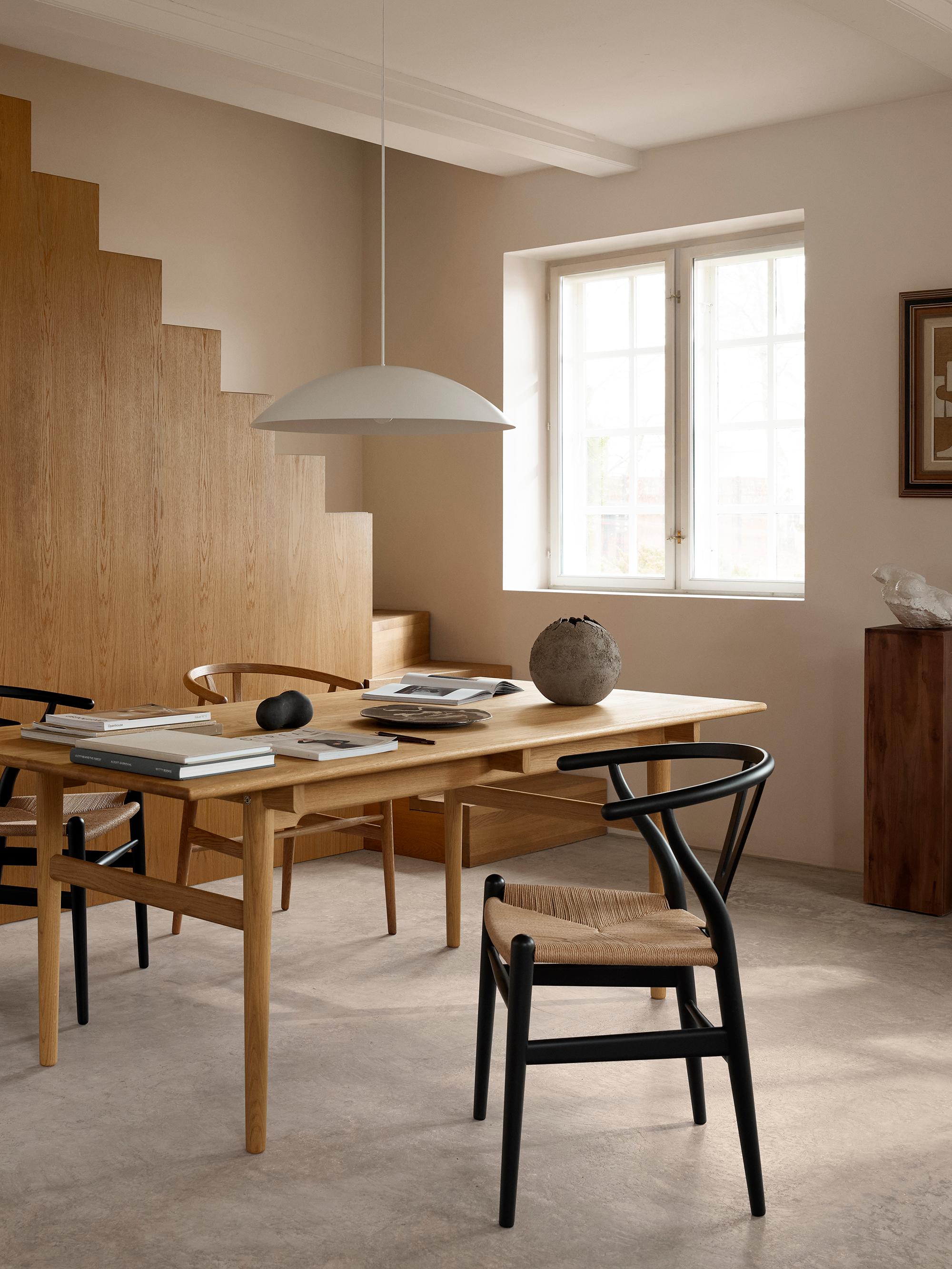 https://a.1stdibscdn.com/large-hans-j-wegner-ch327-dining-table-in-oiled-oak-for-carl-hansen-son-for-sale-picture-4/f_14472/f_413381421725522319616/CH24_oak_black_papercord_natural_CH24_CH327_oak_oil_papercord_natural_BT1041_steel_white_master.jpg
