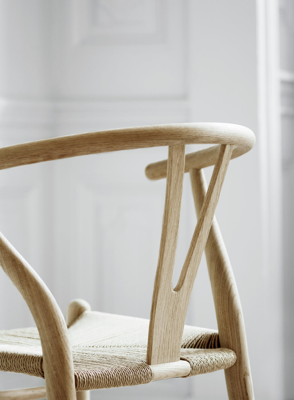 https://a.1stdibscdn.com/hans-j-wegner-ch24-wishbone-chair-in-oak-soap-for-carl-hansen-son-for-sale-picture-3/f_14472/f_317034221670879903235/CH24_oak_soap_papercord_natural_detail_v1_master.jpg