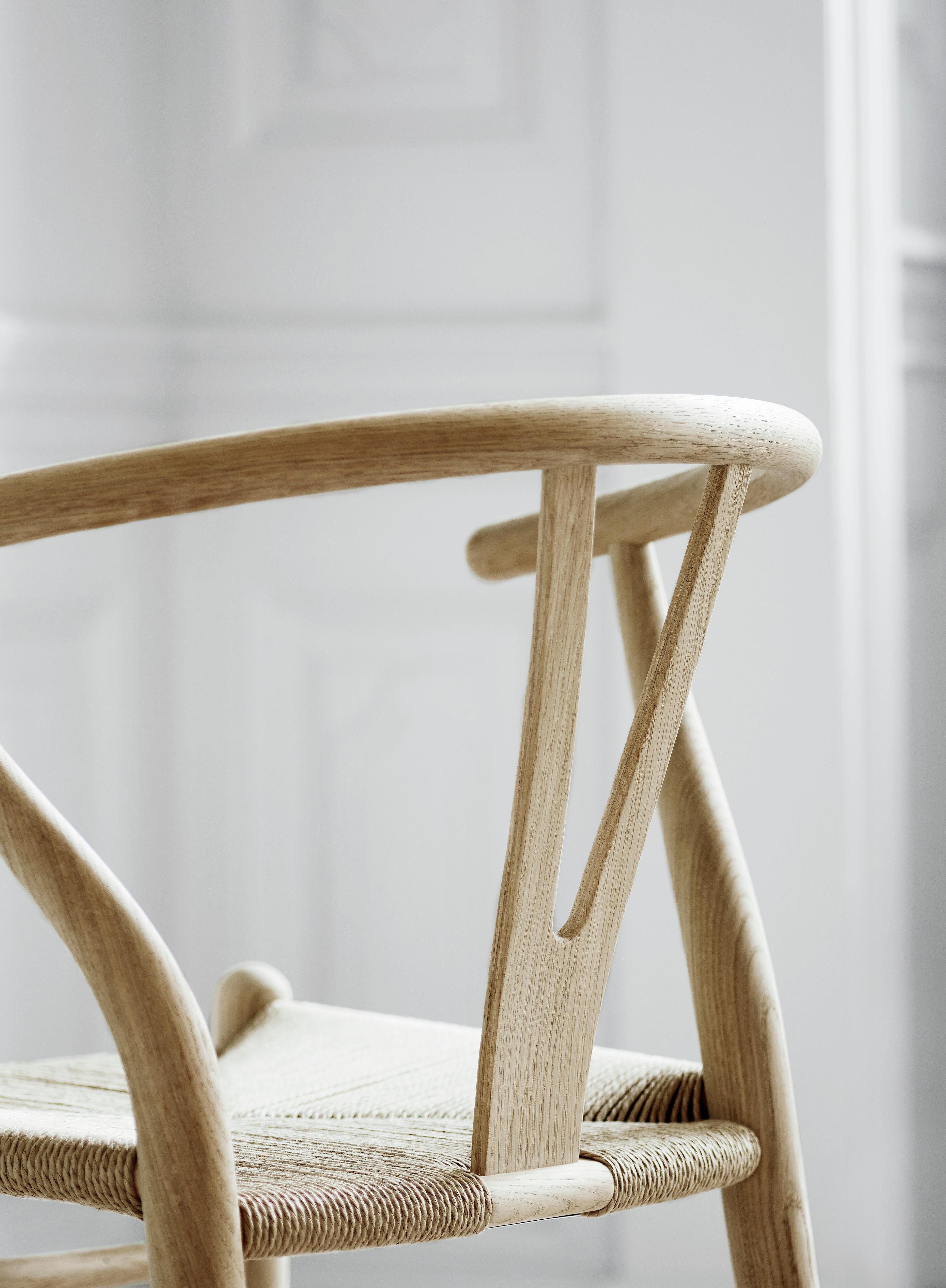 https://a.1stdibscdn.com/hans-j-wegner-ch24-wishbone-chair-in-oak-soap-for-carl-hansen-son-for-sale-picture-3/f_14472/f_317034221670879903235/CH24_oak_soap_papercord_natural_detail_v1_master.jpg