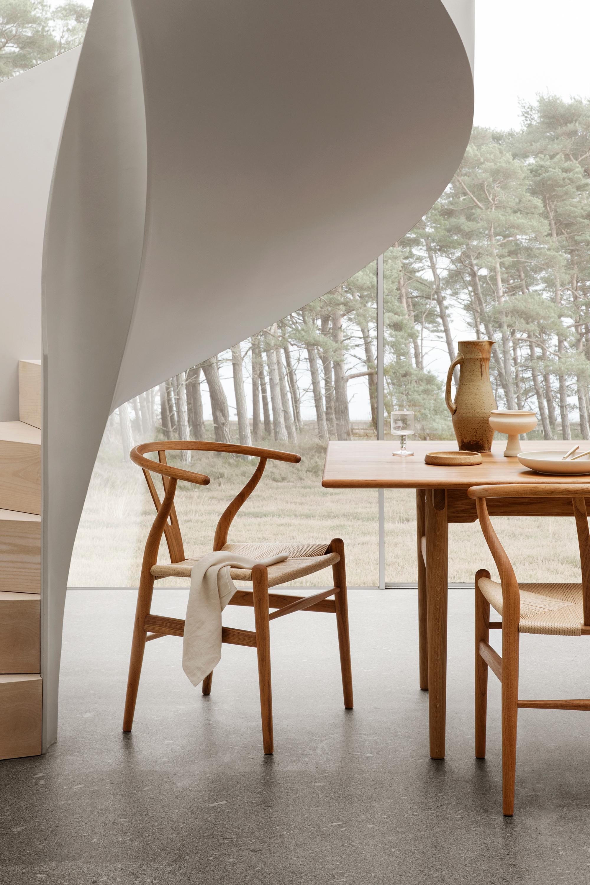 https://a.1stdibscdn.com/large-hans-j-wegner-ch327-dining-table-in-oiled-oak-for-carl-hansen-son-for-sale-picture-7/f_14472/f_413381421725522321514/CH24_teak_oil_papercord_natural_CH327_teak_oak_oil_80450027_master.jpg