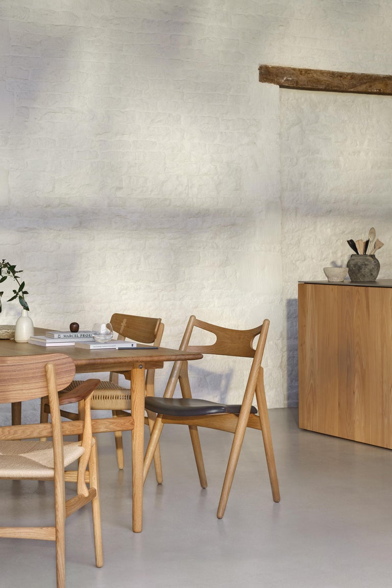 https://a.1stdibscdn.com/large-hans-wegner-ch327-dining-table-in-oiled-beech-for-carl-hansen-son-for-sale-picture-8/f_14472/f_413382621725523112911/CH26_oak_walnut_oil_papercord_natural_CH29P_oak_oil_loke7110_CH327_oak_oil_master.jpg?width=768