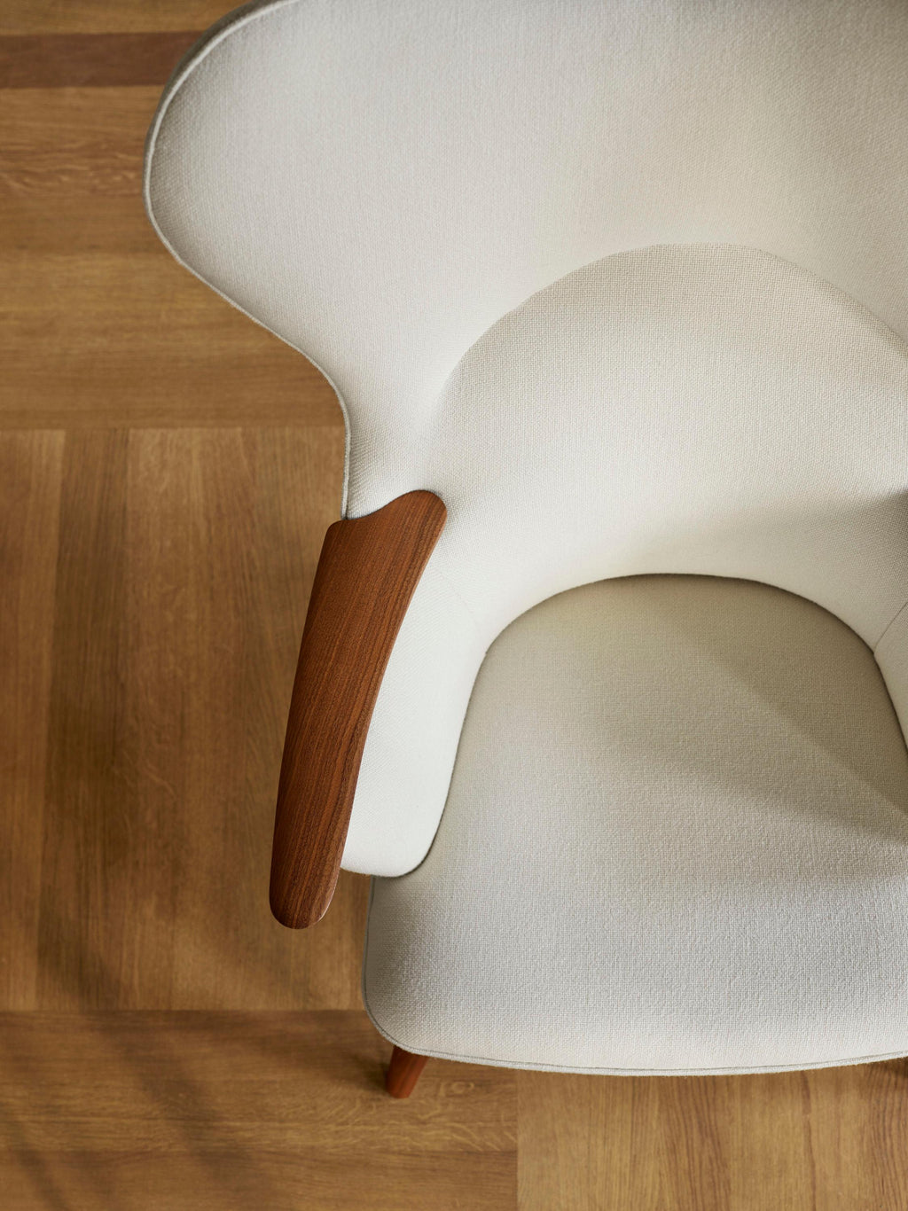 https://a.1stdibscdn.com/hans-j-wegner-ch78-mama-bear-chair-in-walnut-for-carl-hansen-son-for-sale-picture-3/f_14472/f_438026321740527686353/CH78_walnut_oil_hallingdal100_detail_v1_large_master.jpg