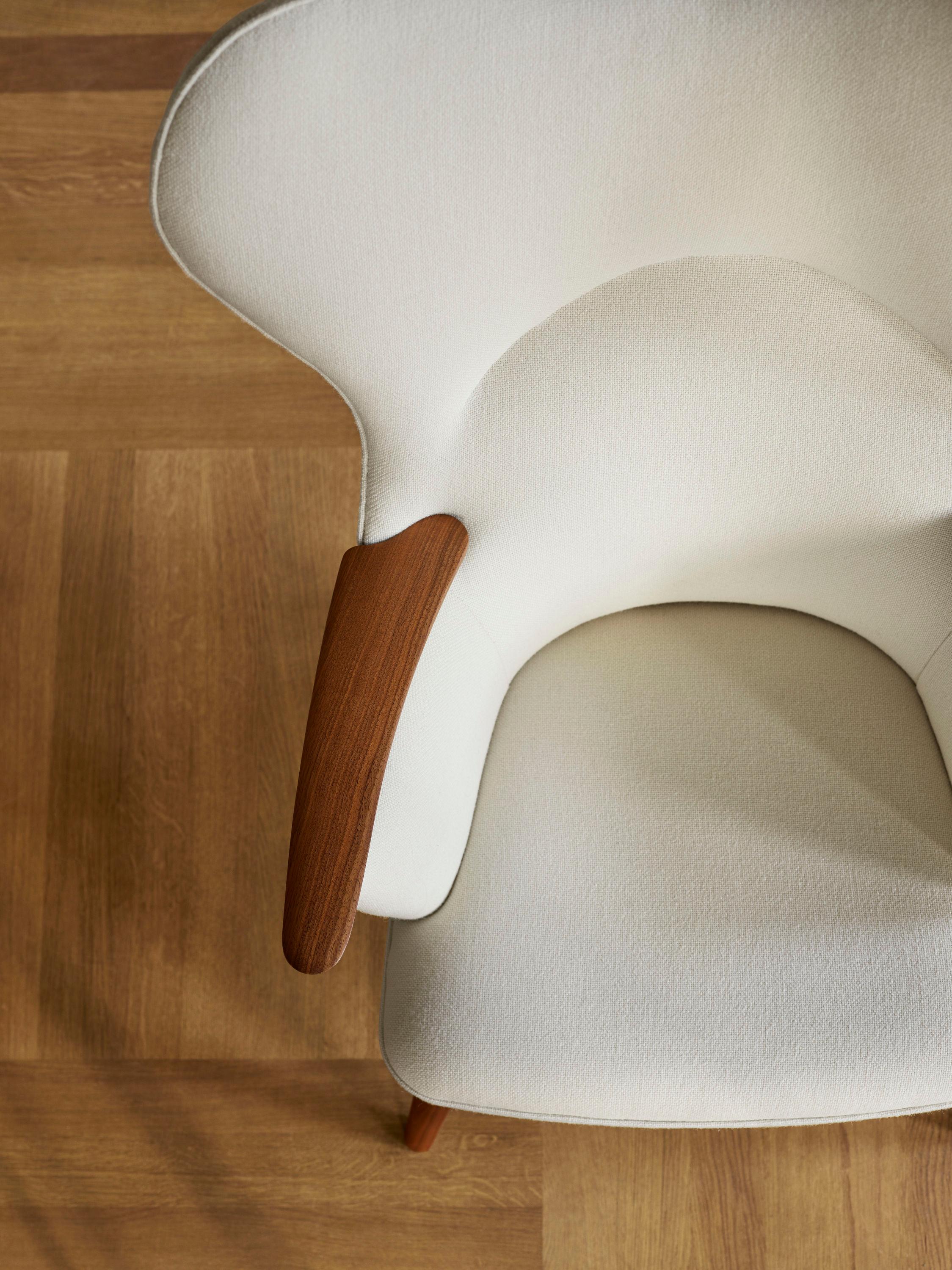 https://a.1stdibscdn.com/hans-j-wegner-ch78-mama-bear-chair-in-walnut-for-carl-hansen-son-for-sale-picture-3/f_14472/f_438026321740527686353/CH78_walnut_oil_hallingdal100_detail_v1_large_master.jpg