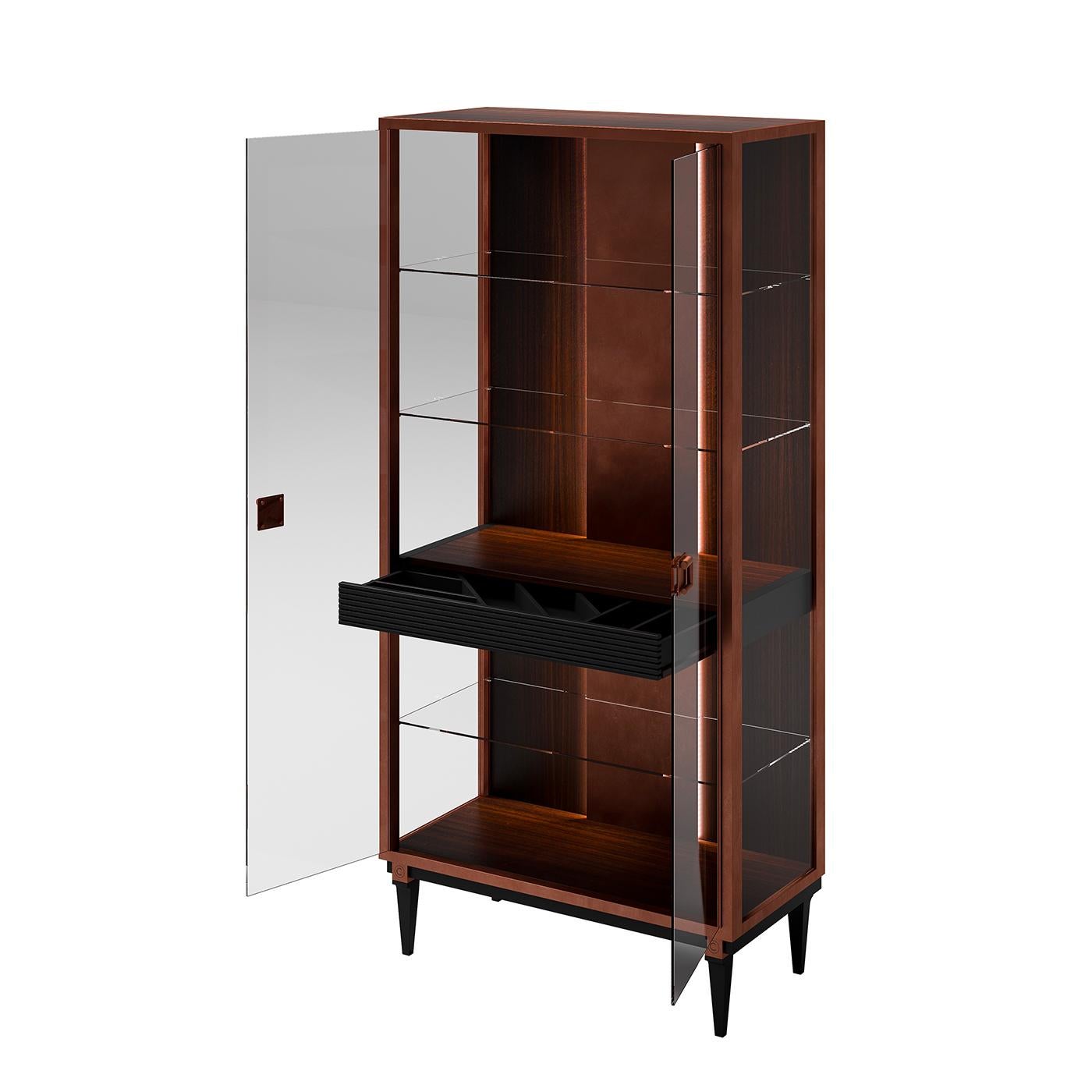 https://a.1stdibscdn.com/display-cabinet-for-sale-picture-2/f_17062/f_175594011578927844363/CIPRPI_089_A20190130_26352_1gc6dnx_master.jpg
