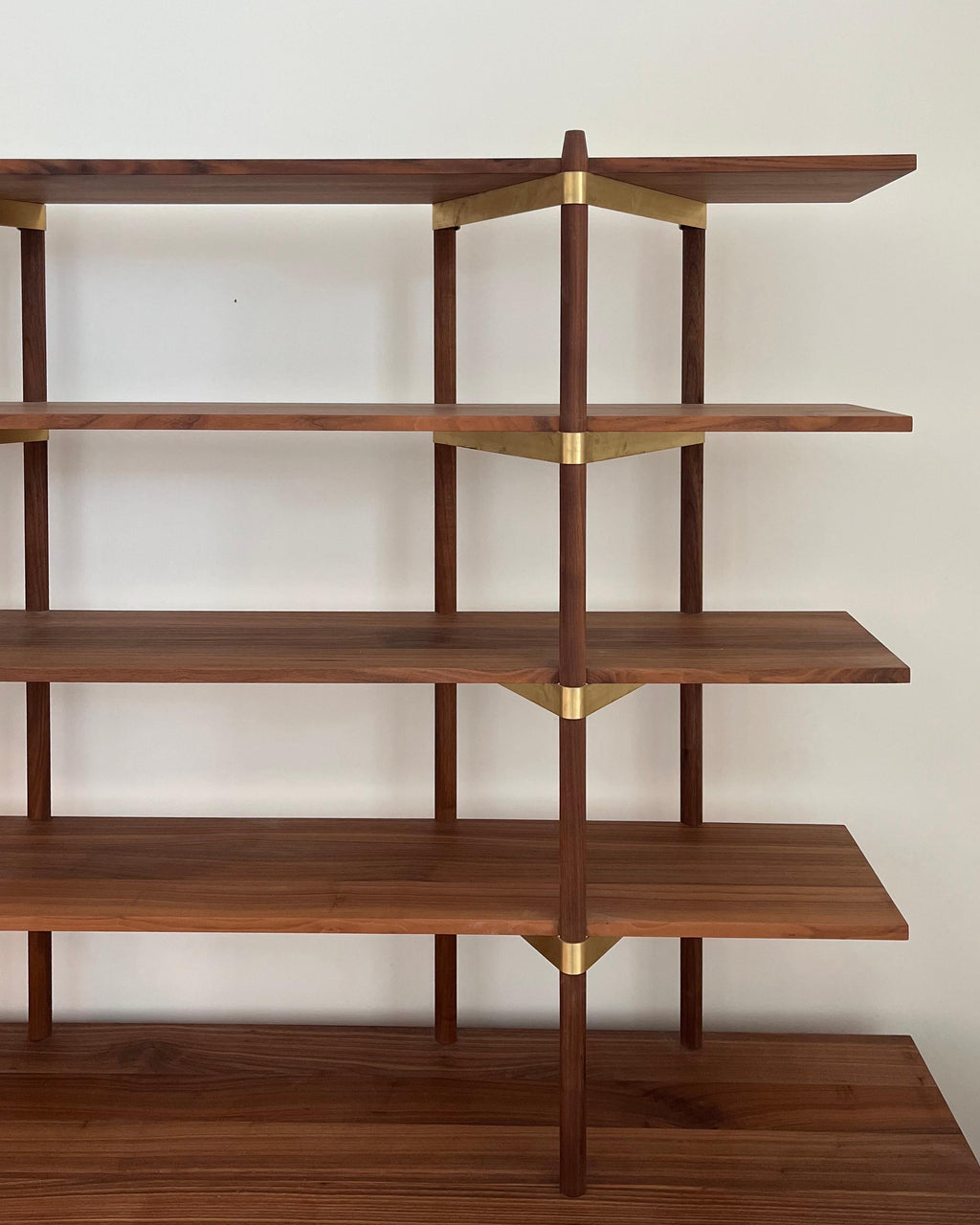https://a.1stdibscdn.com/casey-lurie-studio-modern-primo-shelving-system-in-walnut-brass-with-cabinet-for-sale-picture-7/f_27193/f_470927921760732377589/CLS_PRIMOCABDET2_master.jpg