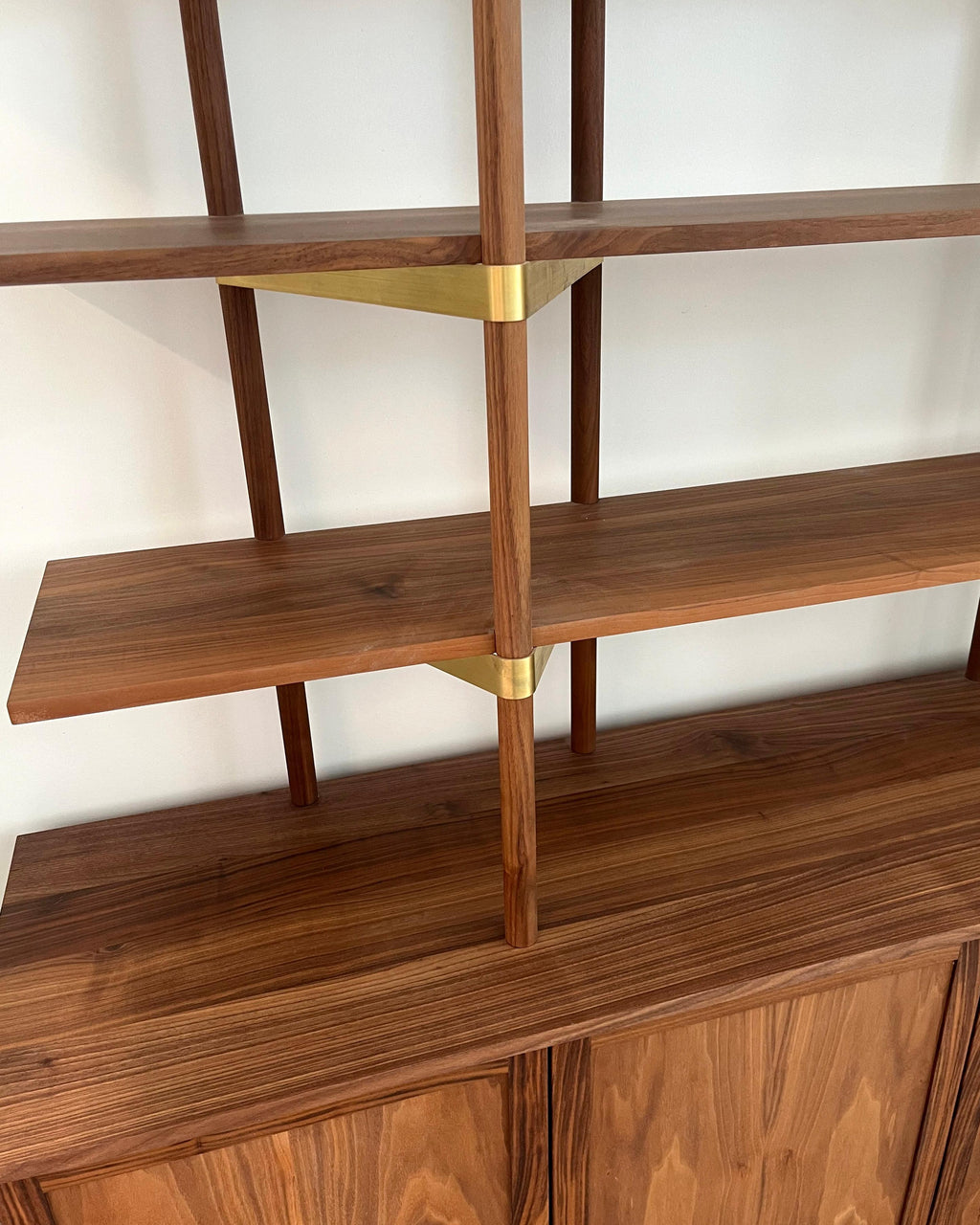 https://a.1stdibscdn.com/casey-lurie-studio-modern-primo-shelving-system-in-walnut-brass-with-cabinet-for-sale-picture-6/f_27193/f_470927921760732353646/CLS_PRIMOCAB_DET1_master.jpg