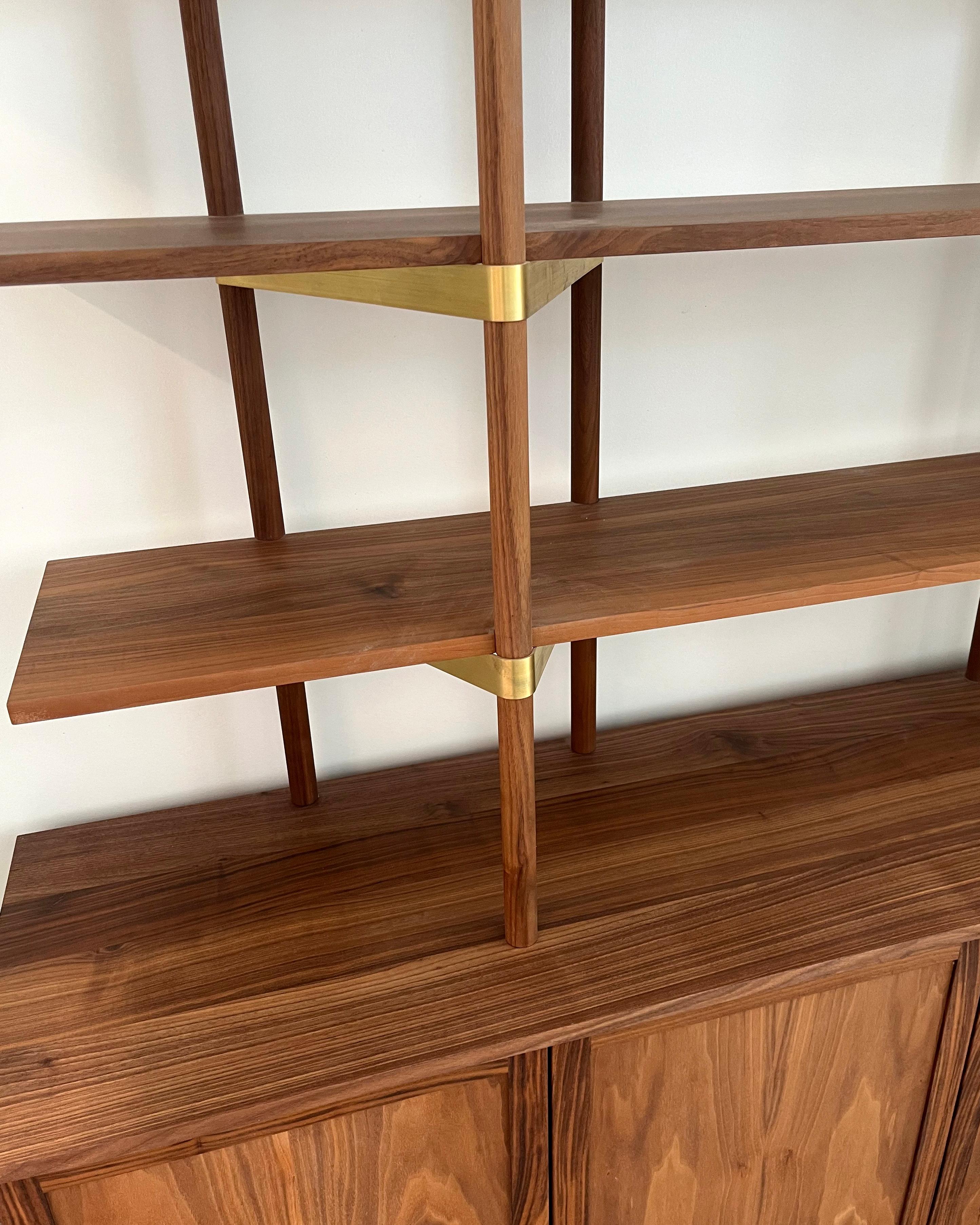 https://a.1stdibscdn.com/casey-lurie-studio-modern-primo-shelving-system-in-walnut-brass-with-cabinet-for-sale-picture-6/f_27193/f_470927921760732353646/CLS_PRIMOCAB_DET1_master.jpg