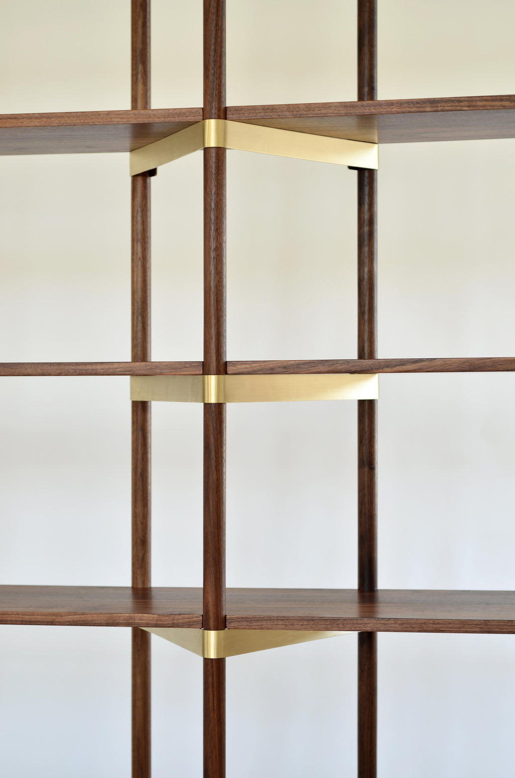 https://a.1stdibscdn.com/casey-lurie-studio-modern-primo-shelving-system-in-walnut-brass-with-cabinet-for-sale-picture-4/f_27193/f_470927921760731668553/CLS_PRIMO_WALBR_Det1_master.jpg
