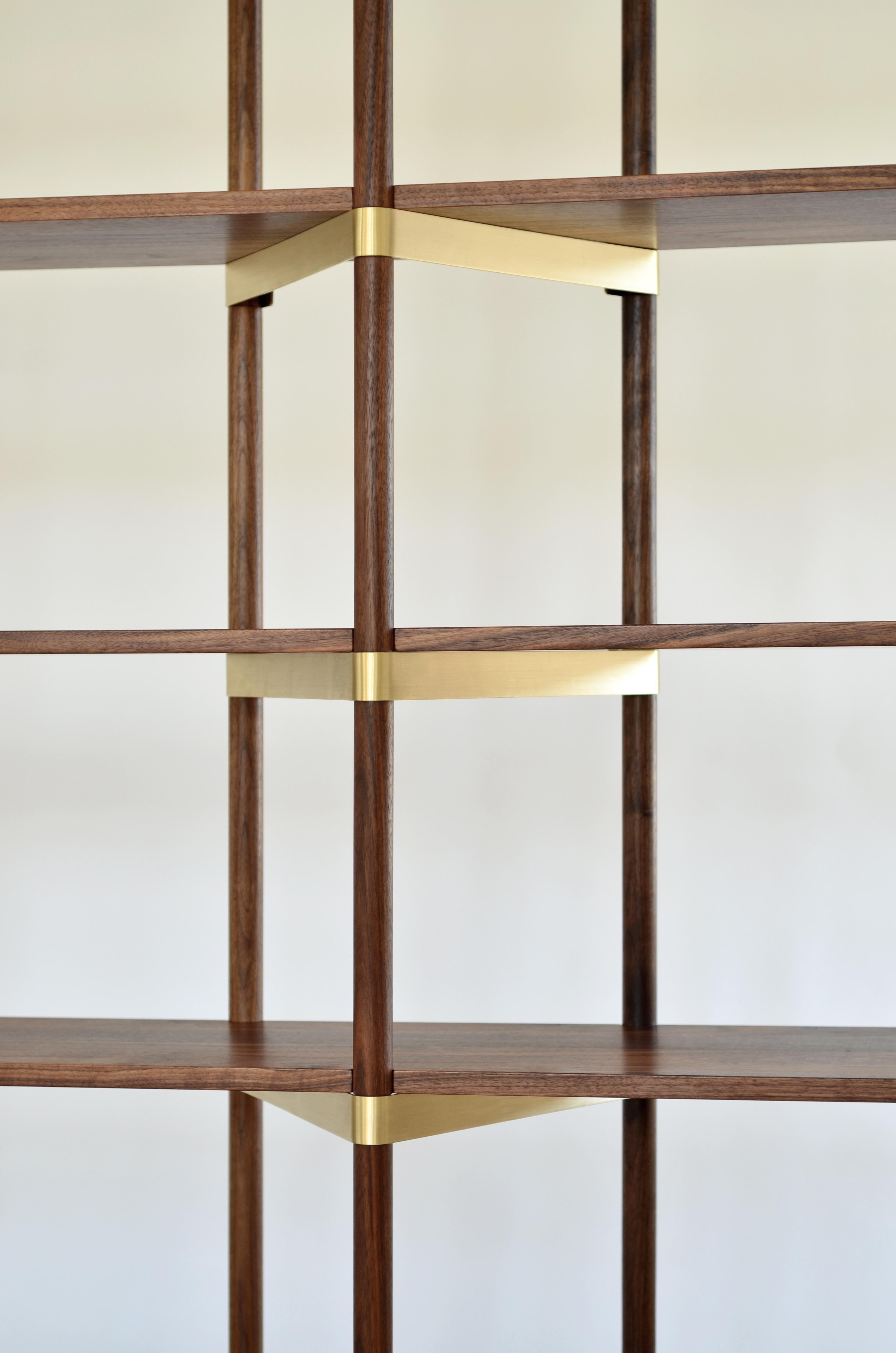 https://a.1stdibscdn.com/casey-lurie-studio-modern-primo-shelving-system-in-walnut-brass-with-cabinet-for-sale-picture-4/f_27193/f_470927921760731668553/CLS_PRIMO_WALBR_Det1_master.jpg