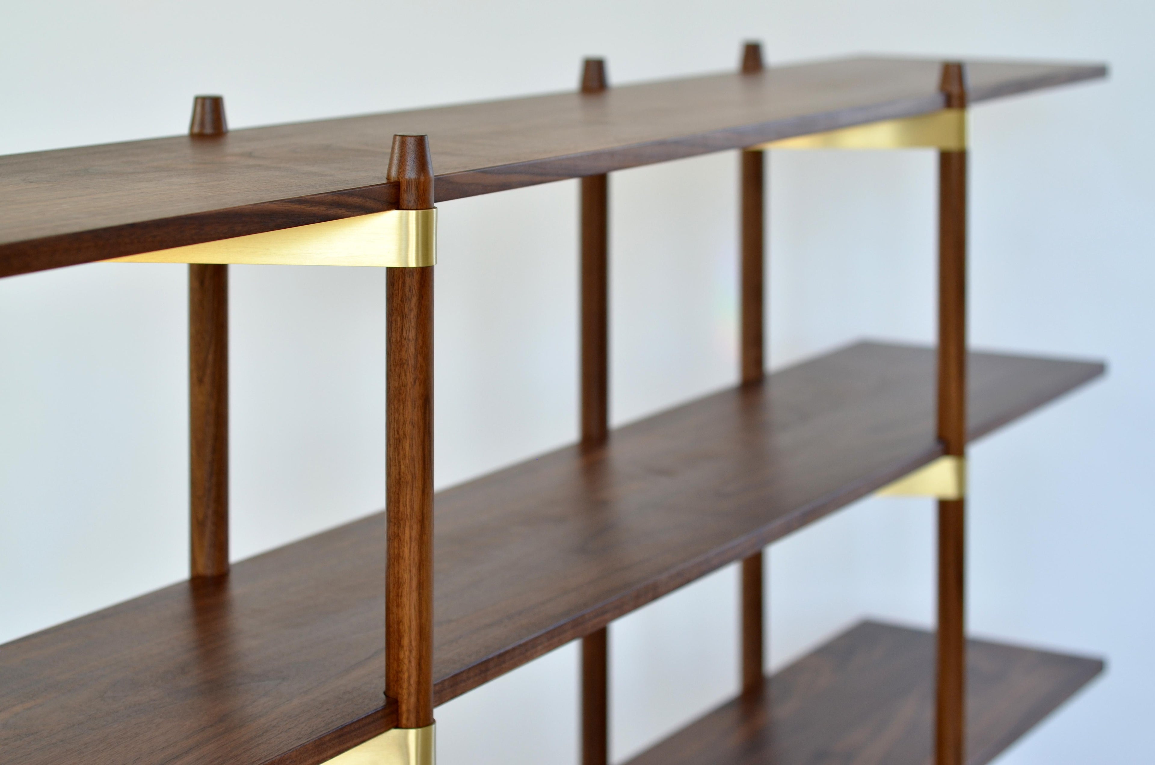 https://a.1stdibscdn.com/casey-lurie-studio-modern-primo-shelving-system-in-walnut-brass-with-cabinet-for-sale-picture-5/f_27193/f_470927921760731669695/CLS_PRIMO_WALBR_Det5_master.jpg