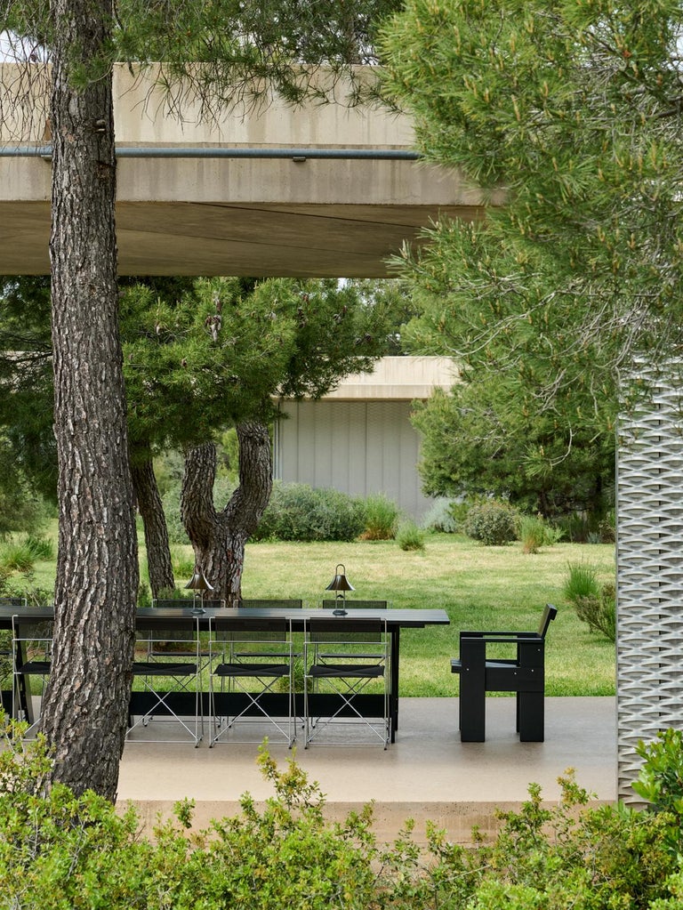 https://a.1stdibscdn.com/set-of-4-x-line-chairs-galvanized-base-black-powder-coated-seat-back-for-hay-for-sale-picture-6/f_51432/f_457638321751893373799/CRATED_2_master.JPG?width=768