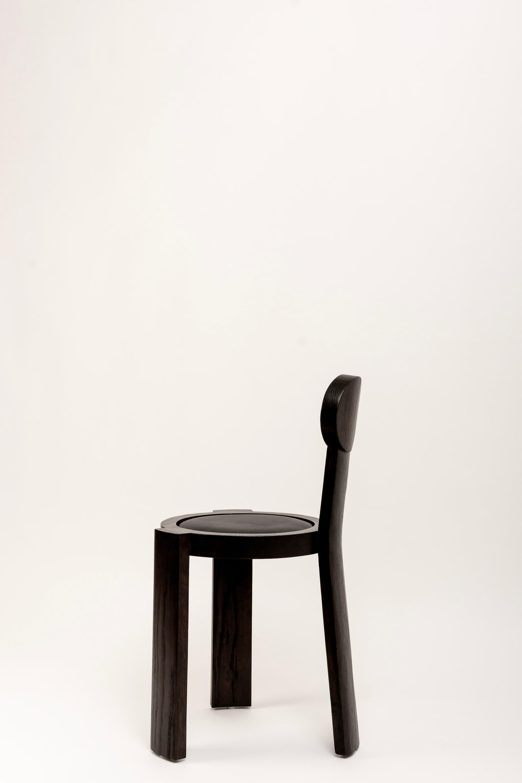 https://a.1stdibscdn.com/chair-d-leather-for-sale-picture-2/f_74392/f_438808021741034582199/CRT_0612_master.jpg
