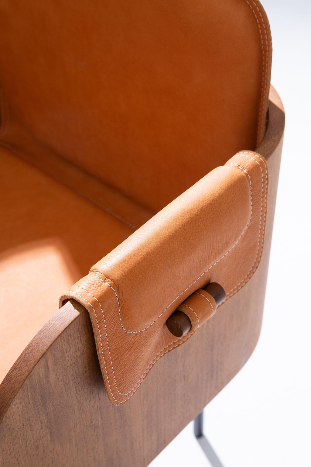 https://a.1stdibscdn.com/curva-chair-elegant-modern-wood-and-leather-armchair-with-geometric-form-for-sale-picture-4/f_104502/f_452078021748378981237/Cadeira_3__master.jpg
