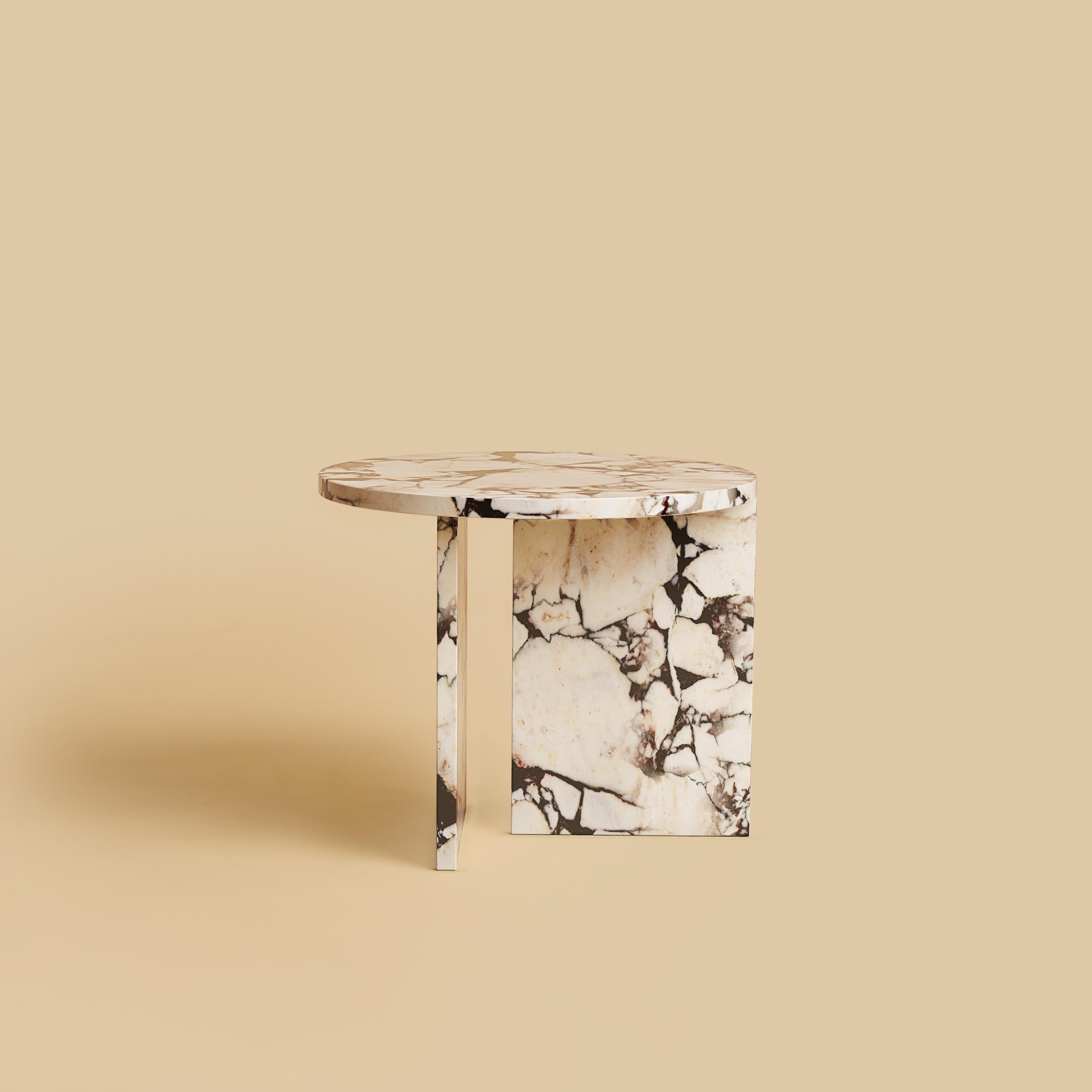 https://a.1stdibscdn.com/calacatta-violet-marble-circular-coffee-table-made-in-italy-for-sale-picture-4/f_80972/f_412704421725010360841/CalacattaViolet_Levanto_Kyushu_2024_01_master.jpg