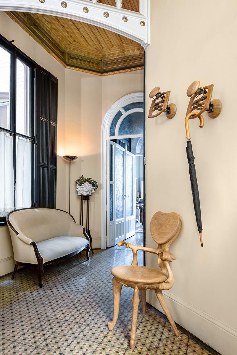 https://a.1stdibscdn.com/antoni-gaudi-calvet-armchair-for-sale-picture-2/f_14272/f_329076921677063157574/CalvetHanger_CasaCalvet1_master.jpg