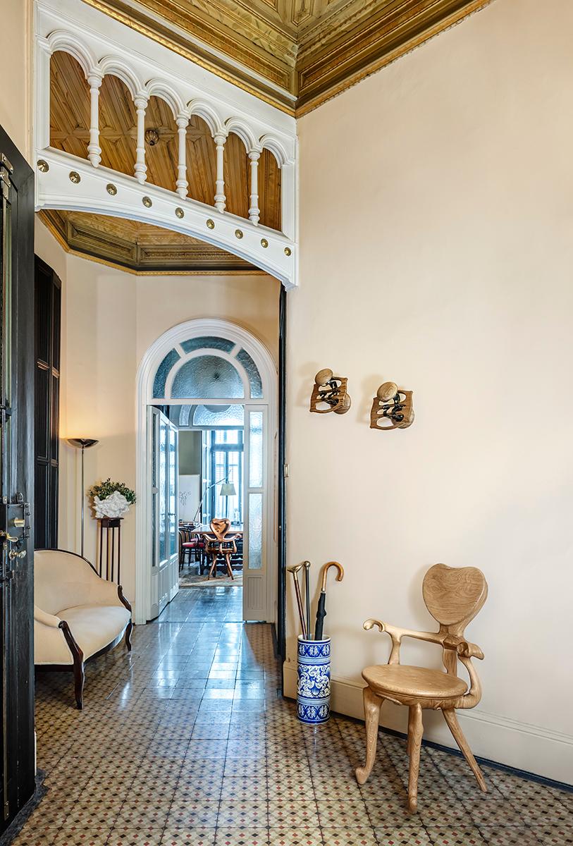 https://a.1stdibscdn.com/antoni-gaudi-calvet-armchair-for-sale-picture-3/f_14272/f_329076921677063158254/CalvetHanger_CasaCalvet2_master.jpg