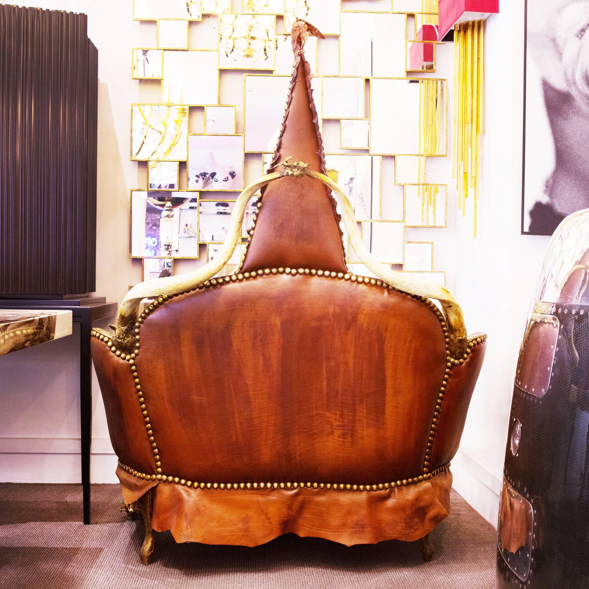 https://a.1stdibscdn.com/crocodile-brown-sofa-with-real-nile-crocodile-skin-and-natural-horns-for-sale-picture-7/f_14282/1528460460368/Canap_7121_master.jpg