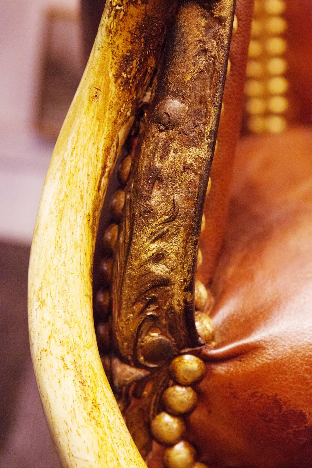https://a.1stdibscdn.com/crocodile-brown-sofa-with-real-nile-crocodile-skin-and-natural-horns-for-sale-picture-15/f_14282/1528460454135/Canap_7170_master.jpg