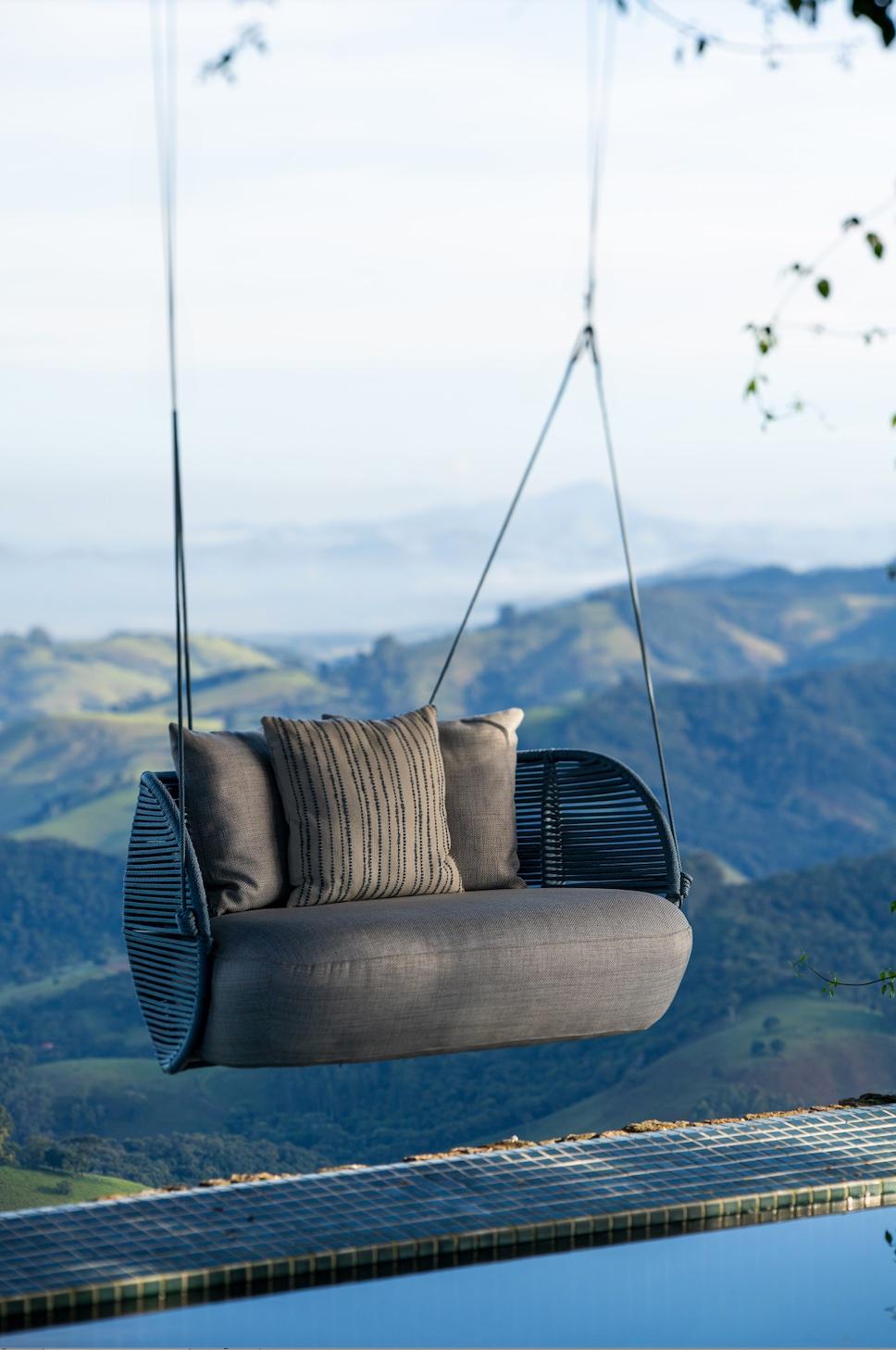 https://a.1stdibscdn.com/perlage-outdoor-swing-in-aluminum-upholstered-in-boucle-and-nautical-rope-for-sale-picture-2/f_56842/f_455362921750425949847/Captura_de_Tela_2025_06_20_s_10_19_09_master.jpg