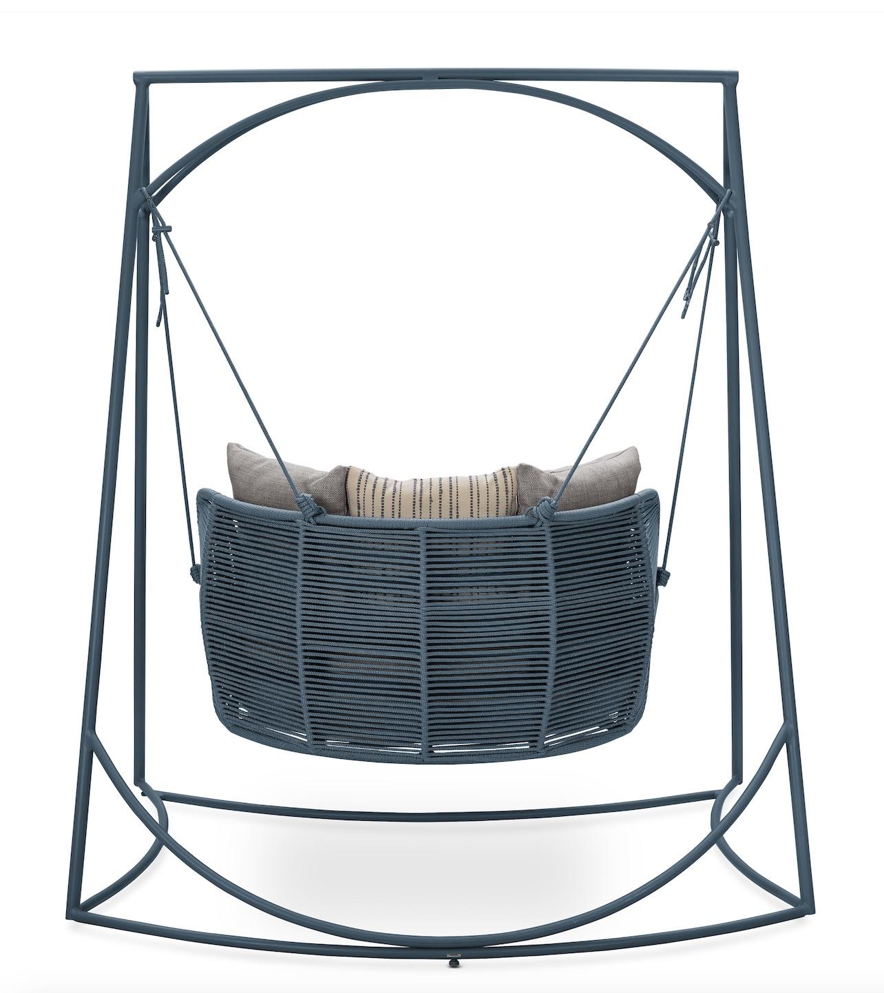 https://a.1stdibscdn.com/perlage-outdoor-swing-in-aluminum-upholstered-in-boucle-and-nautical-rope-for-sale-picture-7/f_56842/f_455362921750425949883/Captura_de_Tela_2025_06_20_s_10_19_27_master.jpg