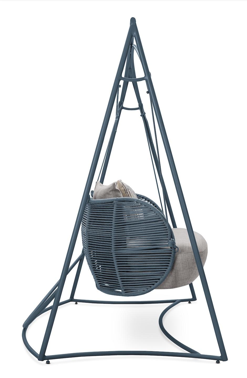 https://a.1stdibscdn.com/perlage-outdoor-swing-in-aluminum-upholstered-in-boucle-and-nautical-rope-for-sale-picture-8/f_56842/f_455362921750425949757/Captura_de_Tela_2025_06_20_s_10_19_43_master.jpg