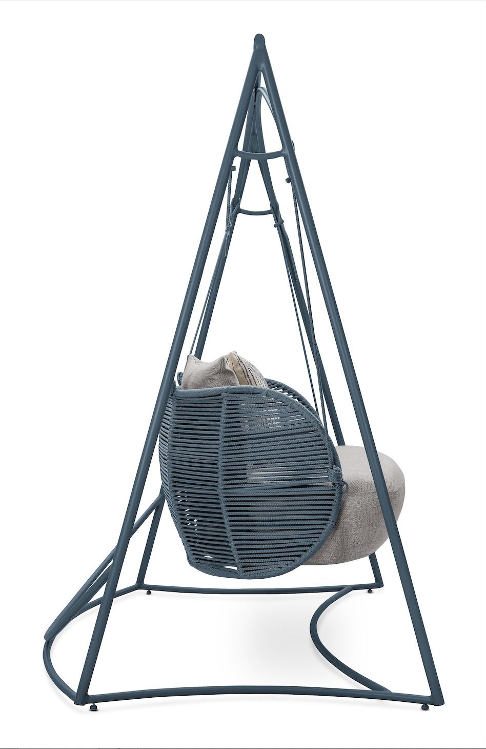 https://a.1stdibscdn.com/perlage-outdoor-swing-in-aluminum-upholstered-in-boucle-and-nautical-rope-for-sale-picture-10/f_56842/f_455362921750425949777/Captura_de_Tela_2025_06_20_s_10_22_14_master.jpg