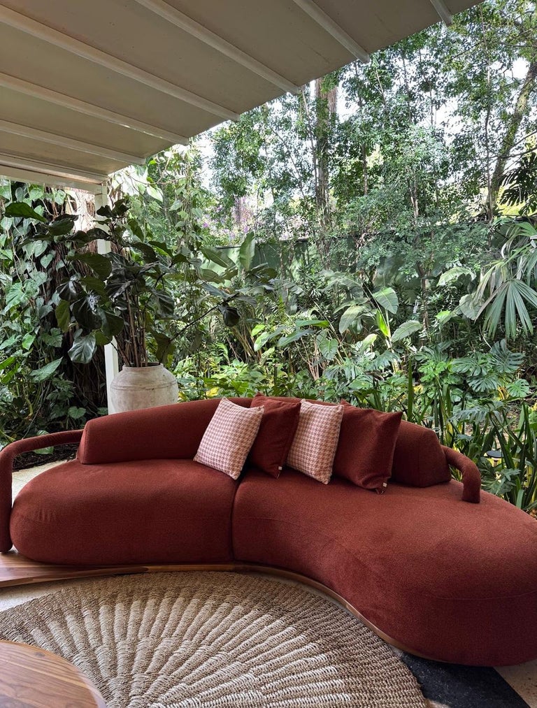 https://a.1stdibscdn.com/felicita-organic-sofa-outdoor-in-boucle-aluminum-and-teka-wood-for-sale-picture-5/f_56842/f_455369721750429219861/Captura_de_Tela_2025_06_20_s_11_19_08_master.jpg?width=768