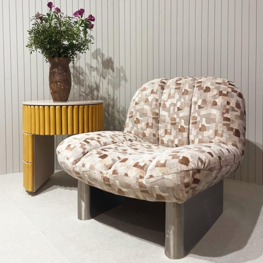 https://a.1stdibscdn.com/new-dooq-modern-colin-armchair-in-red-velvet-and-wood-feet-for-sale-picture-2/f_54242/f_433620421738334145823/Captura_de_ecr_2025_01_31_143516_master.jpg