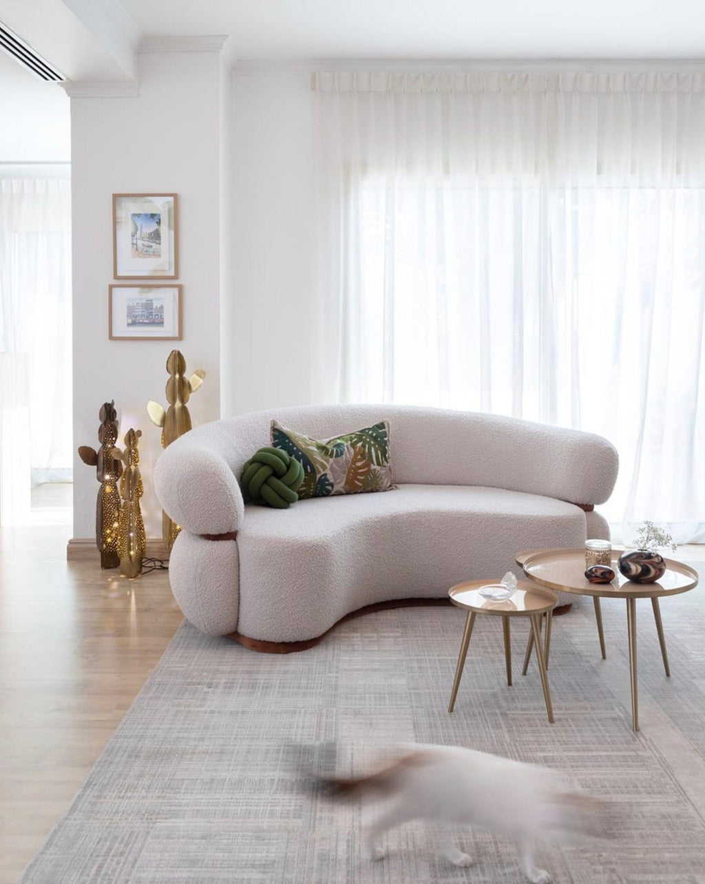 https://a.1stdibscdn.com/mid-century-modern-off-white-boucle-malibu-round-sofa-green-velvet-w240-for-sale-picture-5/f_54242/f_353403721689948277482/Captura_de_ecra_2021_10_21_a_s_14_25_08_master.jpg