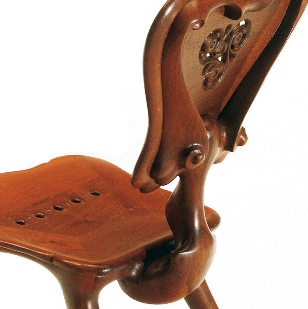 https://a.1stdibscdn.com/antoni-gaudi-calvet-chair-for-sale-picture-4/f_14272/f_254770221632744351839/Captura_de_pantalla_2018_09_10_a_las_11_07_55_copia_master.jpg
