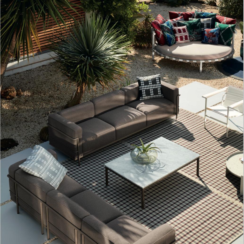 https://a.1stdibscdn.com/patricia-urquiola-trampoline-outdoor-sofa-steel-rope-and-fabric-by-cassina-for-sale-picture-7/f_14272/f_286103221652256978091/Captura_de_pantalla_2021_06_15_a_las_11_55_51_master.jpg
