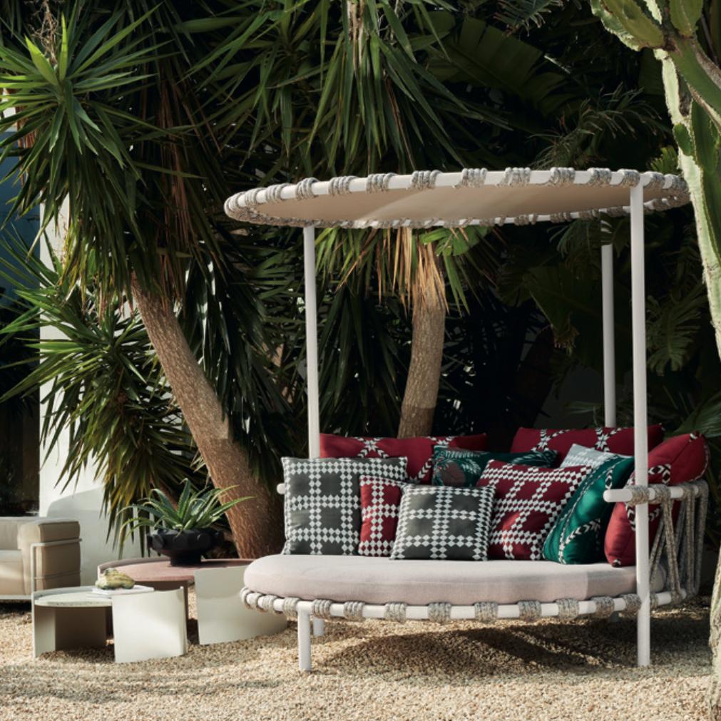 https://a.1stdibscdn.com/patricia-urquiola-trampoline-outdoor-sofa-by-cassina-for-sale-picture-5/f_14272/f_327397021676283394798/Captura_de_pantalla_2021_06_15_a_las_11_56_09_master.jpg