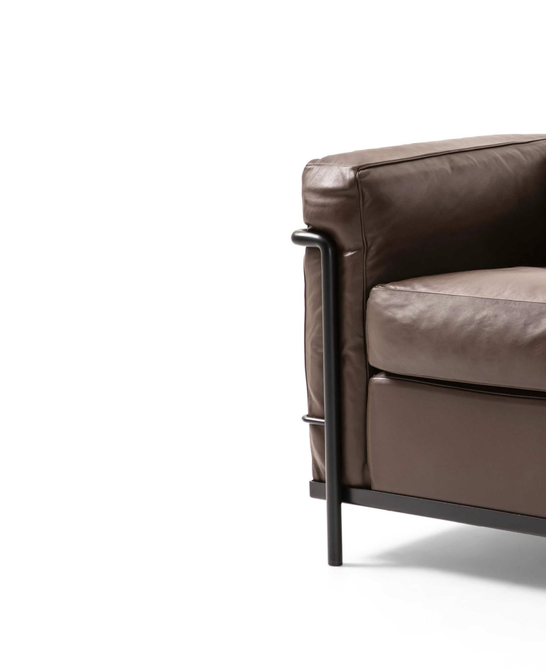 https://a.1stdibscdn.com/le-corbusier-fauteuil-grand-confort-petit-modele-armchair-for-cassina-for-sale-picture-3/f_14272/f_422035221730963313168/Captura_de_pantalla_2024_11_07_a_las_8_06_45_master.jpg