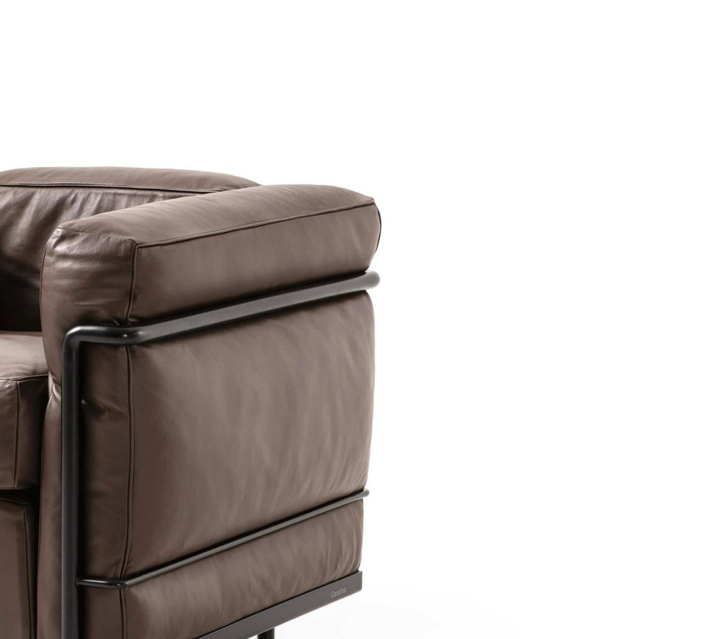 https://a.1stdibscdn.com/le-corbusier-fauteuil-grand-confort-petit-modele-armchair-for-cassina-for-sale-picture-5/f_14272/f_422035221730963313085/Captura_de_pantalla_2024_11_07_a_las_8_06_55_master.jpg