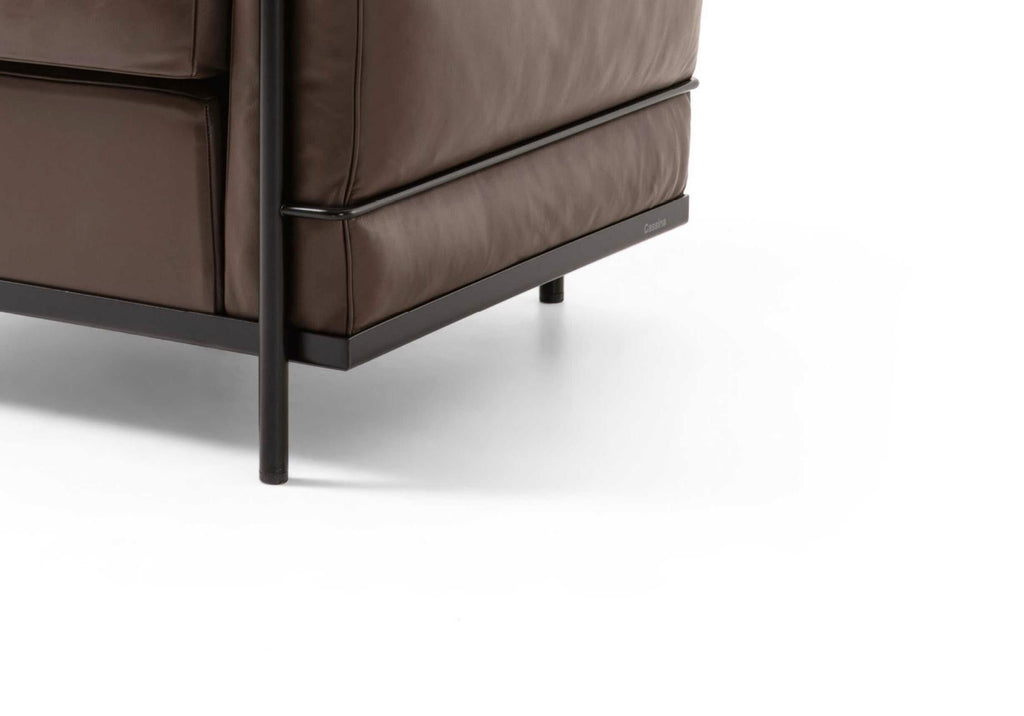 https://a.1stdibscdn.com/le-corbusier-fauteuil-grand-confort-petit-modele-armchair-for-cassina-for-sale-picture-6/f_14272/f_422035221730963312684/Captura_de_pantalla_2024_11_07_a_las_8_07_06_master.jpg