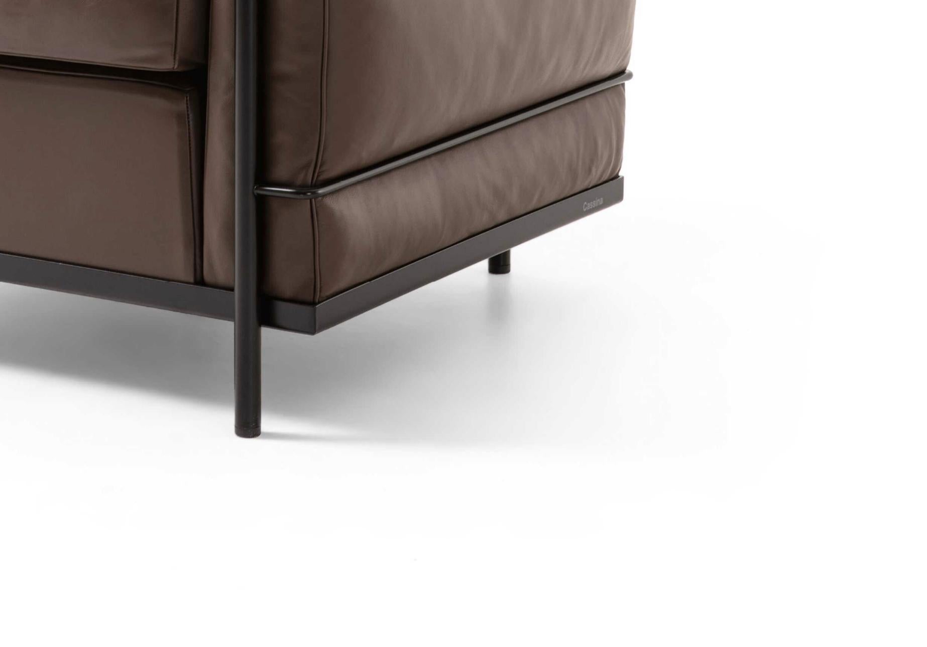 https://a.1stdibscdn.com/le-corbusier-fauteuil-grand-confort-petit-modele-armchair-for-cassina-for-sale-picture-6/f_14272/f_422035221730963312684/Captura_de_pantalla_2024_11_07_a_las_8_07_06_master.jpg