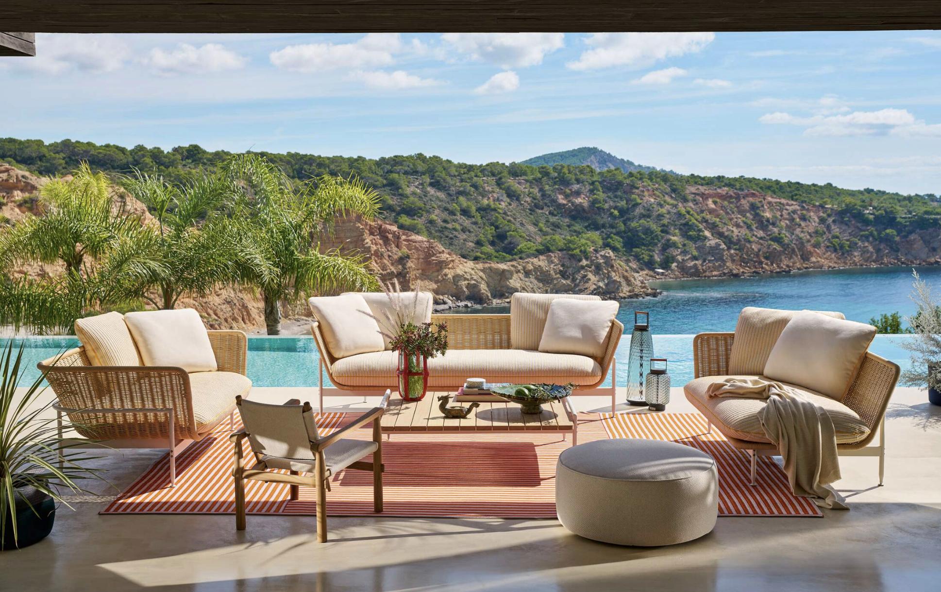 https://a.1stdibscdn.com/antonio-citterio-esosoft-outdoor-sofa-for-cassina-for-sale-picture-6/f_14272/f_422260921731071883943/Captura_de_pantalla_2024_11_08_a_las_13_41_04_master.jpg