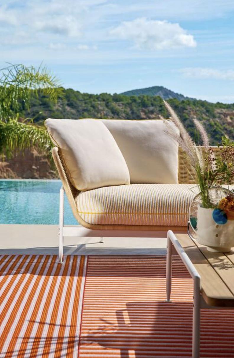 https://a.1stdibscdn.com/antonio-citterio-esosoft-outdoor-sofa-for-sale-picture-8/f_14272/f_422259721731071589682/Captura_de_pantalla_2024_11_08_a_las_13_41_18_master.jpg