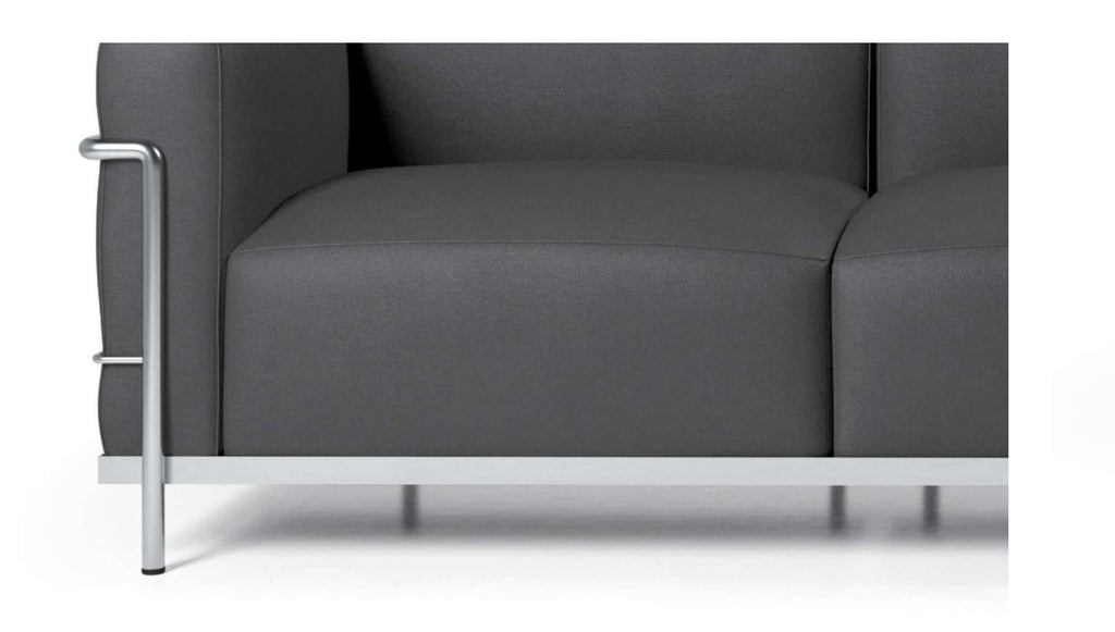 https://a.1stdibscdn.com/le-corbusier-3-fauteuil-gran-confort-grand-modele-trois-places-for-cassina-for-sale-picture-6/f_14272/f_423050821731568359342/Captura_de_pantalla_2024_11_14_a_las_8_11_28_master.jpg