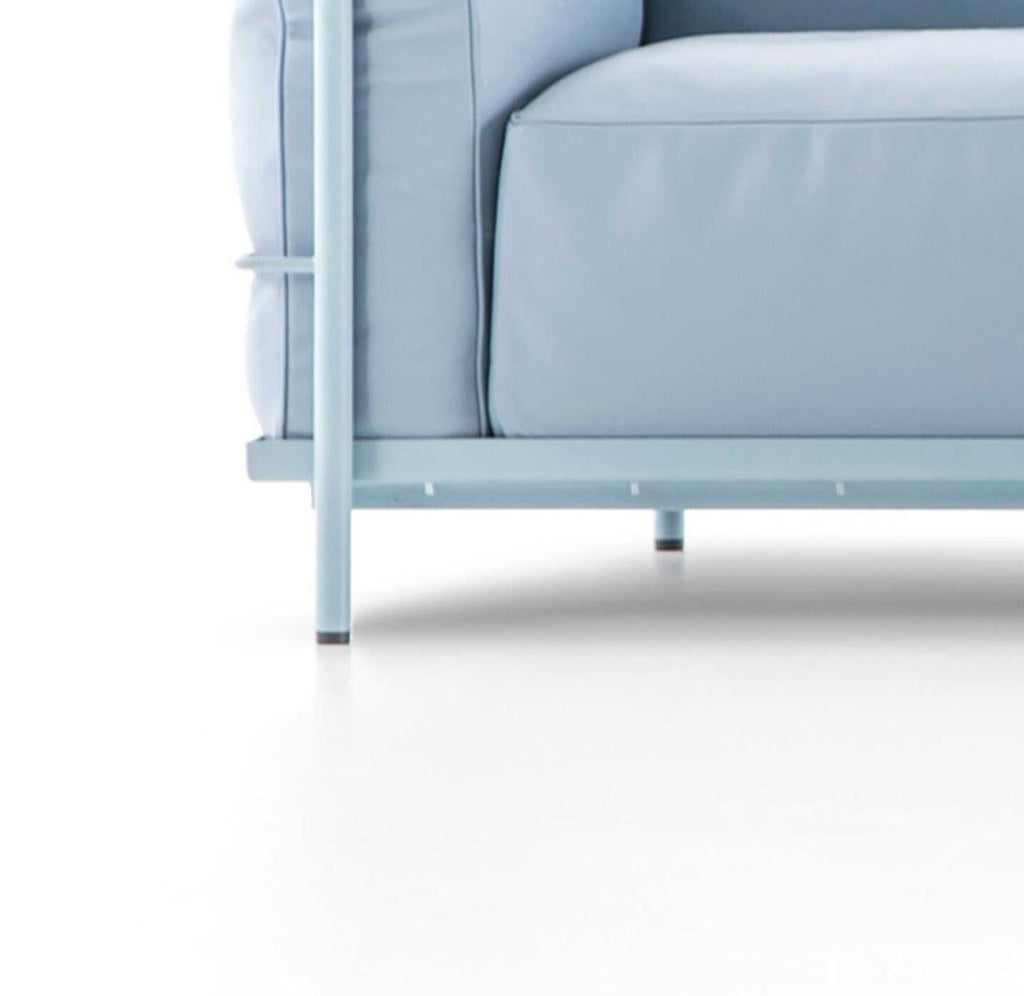 https://a.1stdibscdn.com/le-corbusier-3-fauteuil-gran-confort-grand-modele-trois-places-for-cassina-for-sale-picture-5/f_14272/f_423051121731568992105/Captura_de_pantalla_2024_11_14_a_las_8_22_13_master.jpg